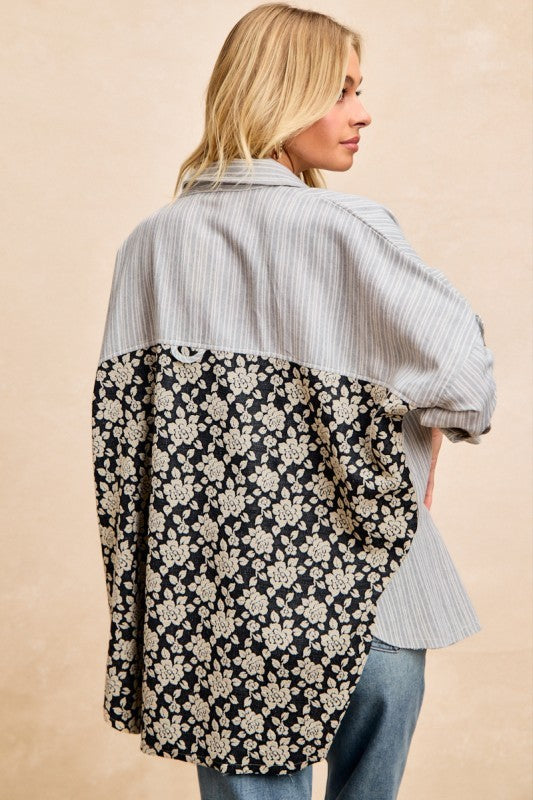 Rückansicht Mixshirt mit grauen Streifen hinten und schwarzem Blumenmuster am unteren Teil