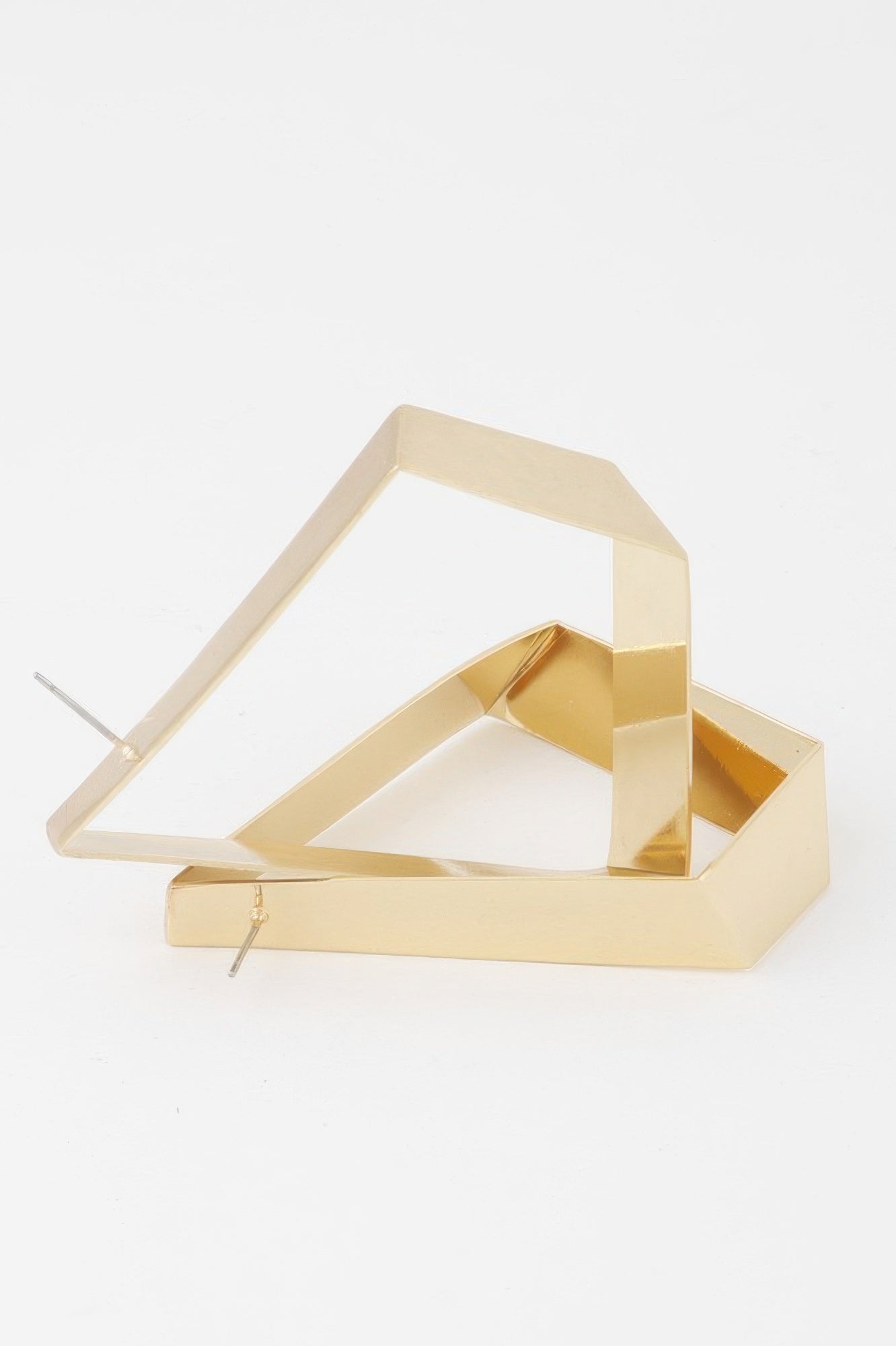 Goldfarbene Statement-Ohrringe mit schmalem Winkel-Design und Stiftverschluss