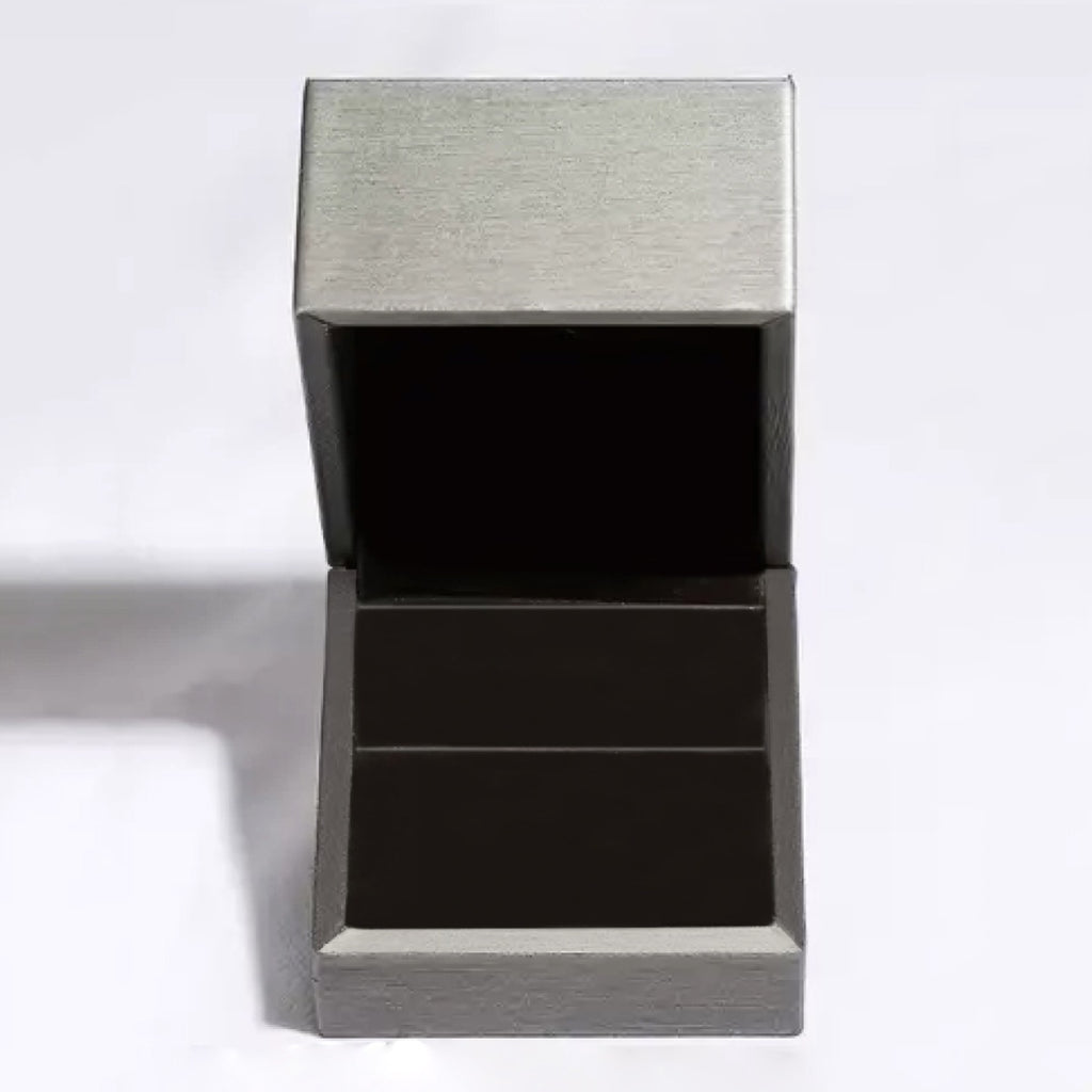 Ringbox mit Deckel, kein Schmuck sichtbar