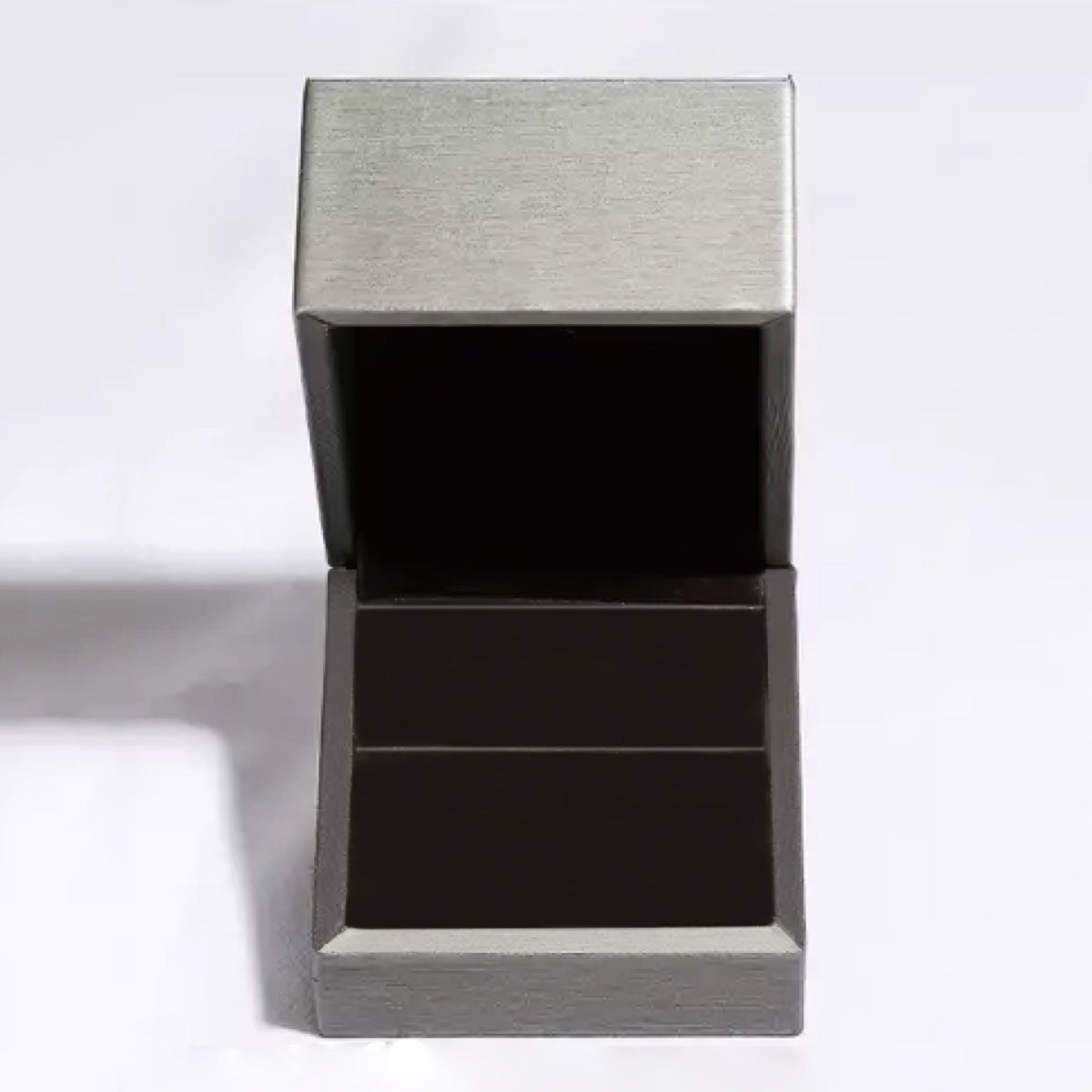 Ringbox mit Deckel, kein Schmuck sichtbar