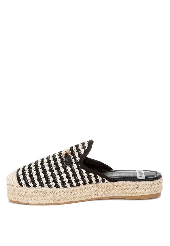 Raffia Slip-On Mule seitlich, schwarz/weiß gestreift, flache Bastsohle