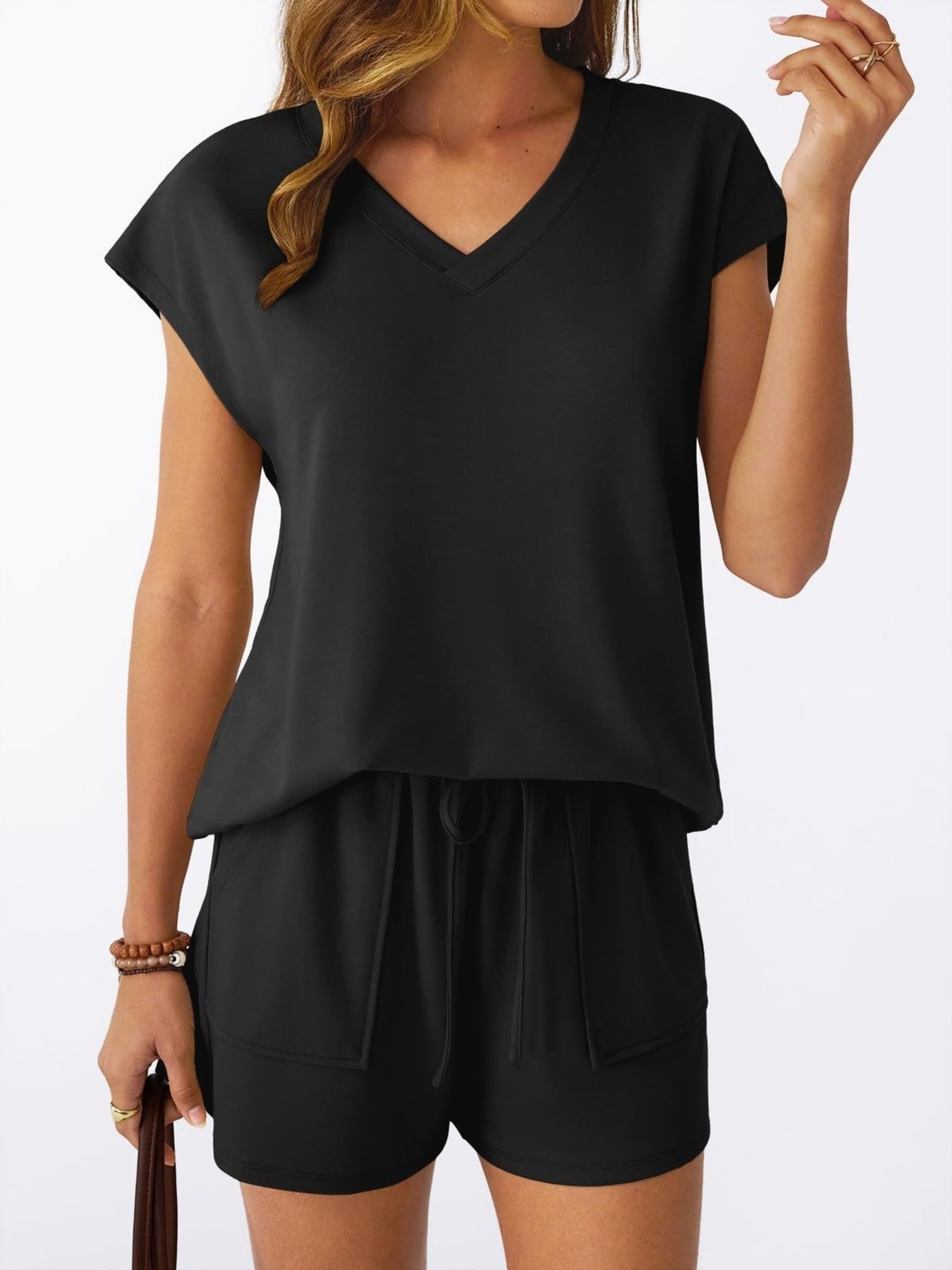 Camiseta negra cuello V y shorts negros con cintura elástica y cordón