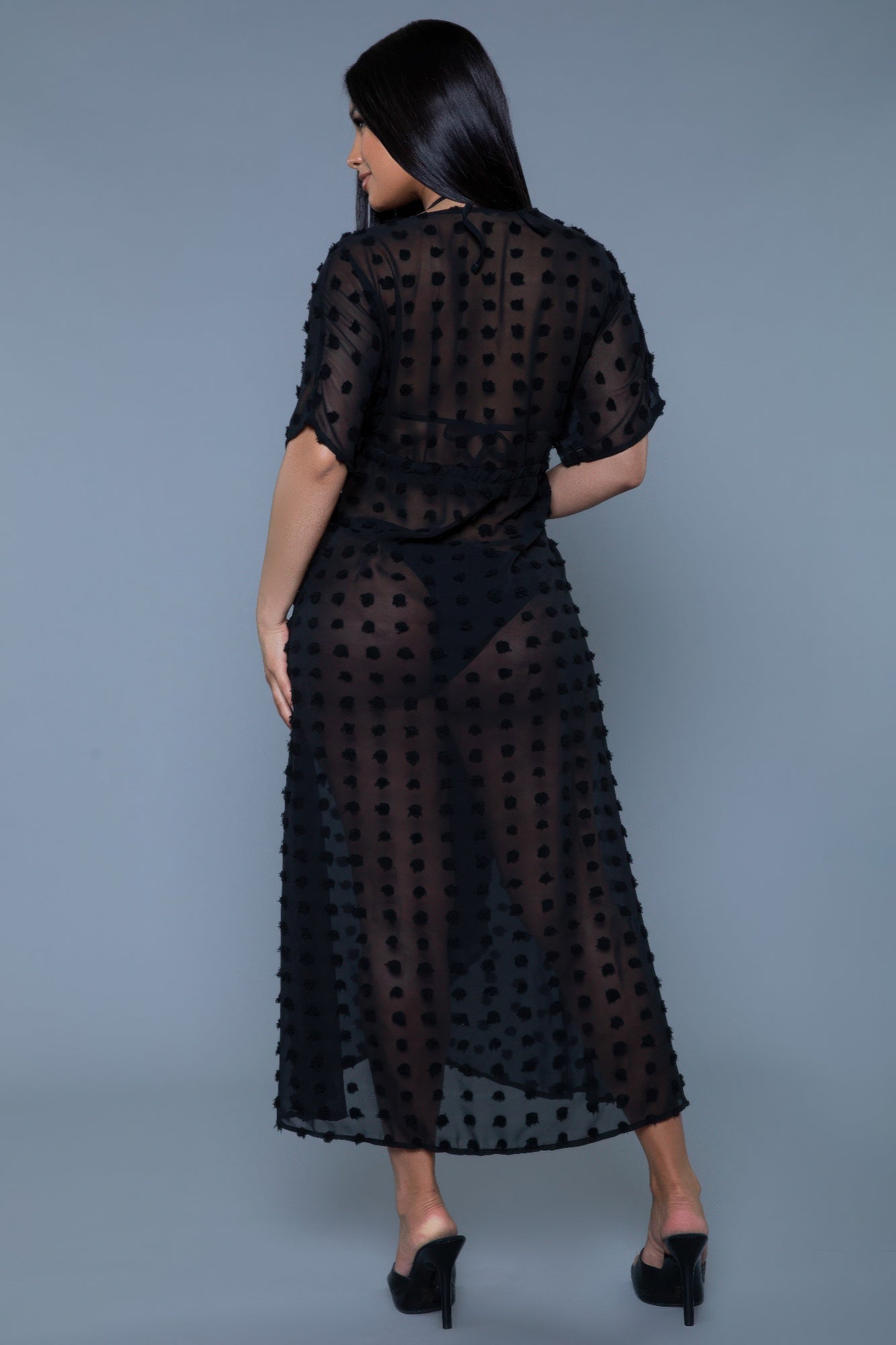 Schwarzes Maxi-Cover-Up-Kleid, Rückansicht mit Punkten, Midi-Länge und kurzen Ärmeln