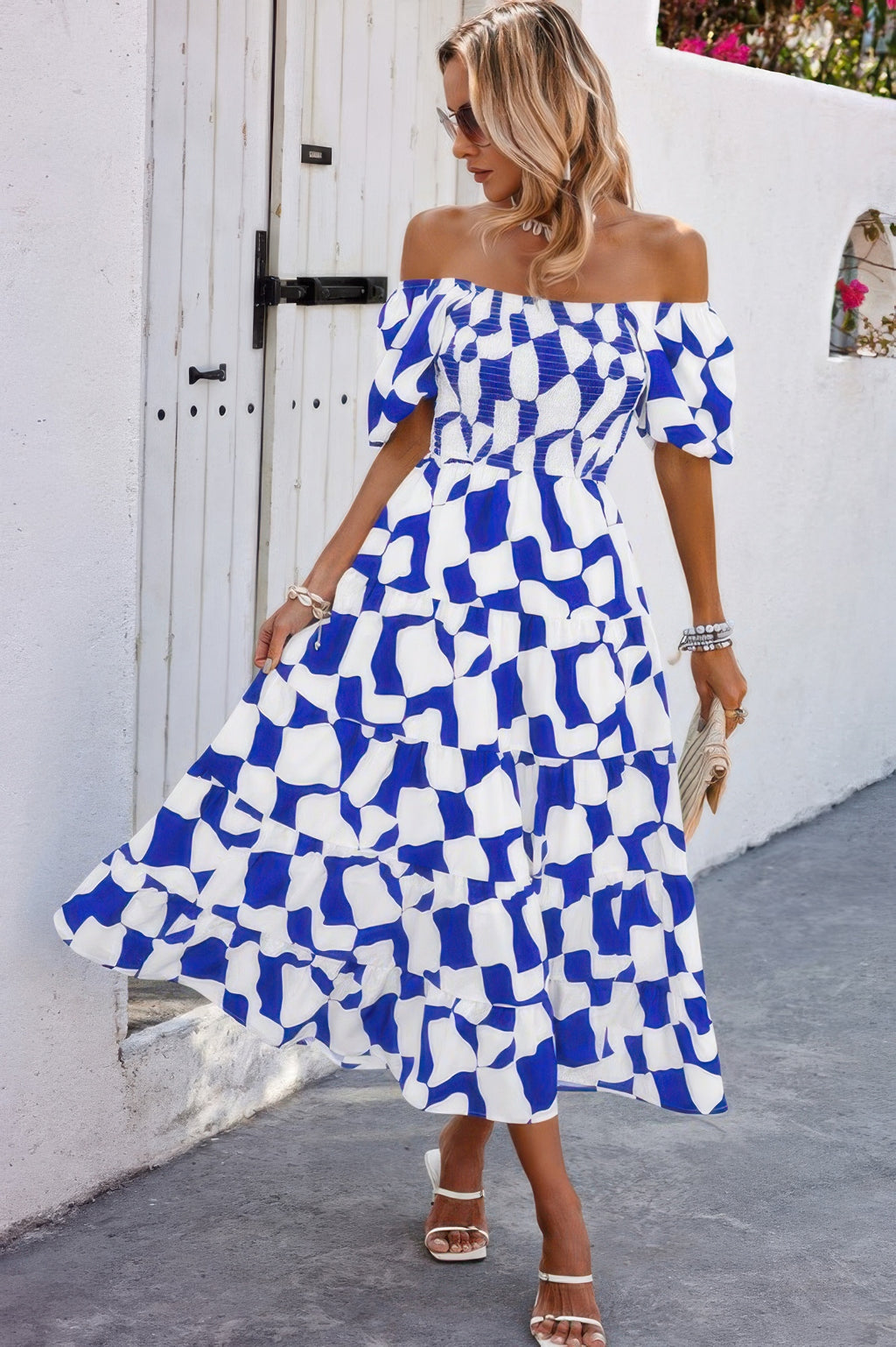 Blaues schulterfreies Midikleid mit Rüschen, gerafftem Oberteil und Allover-Print