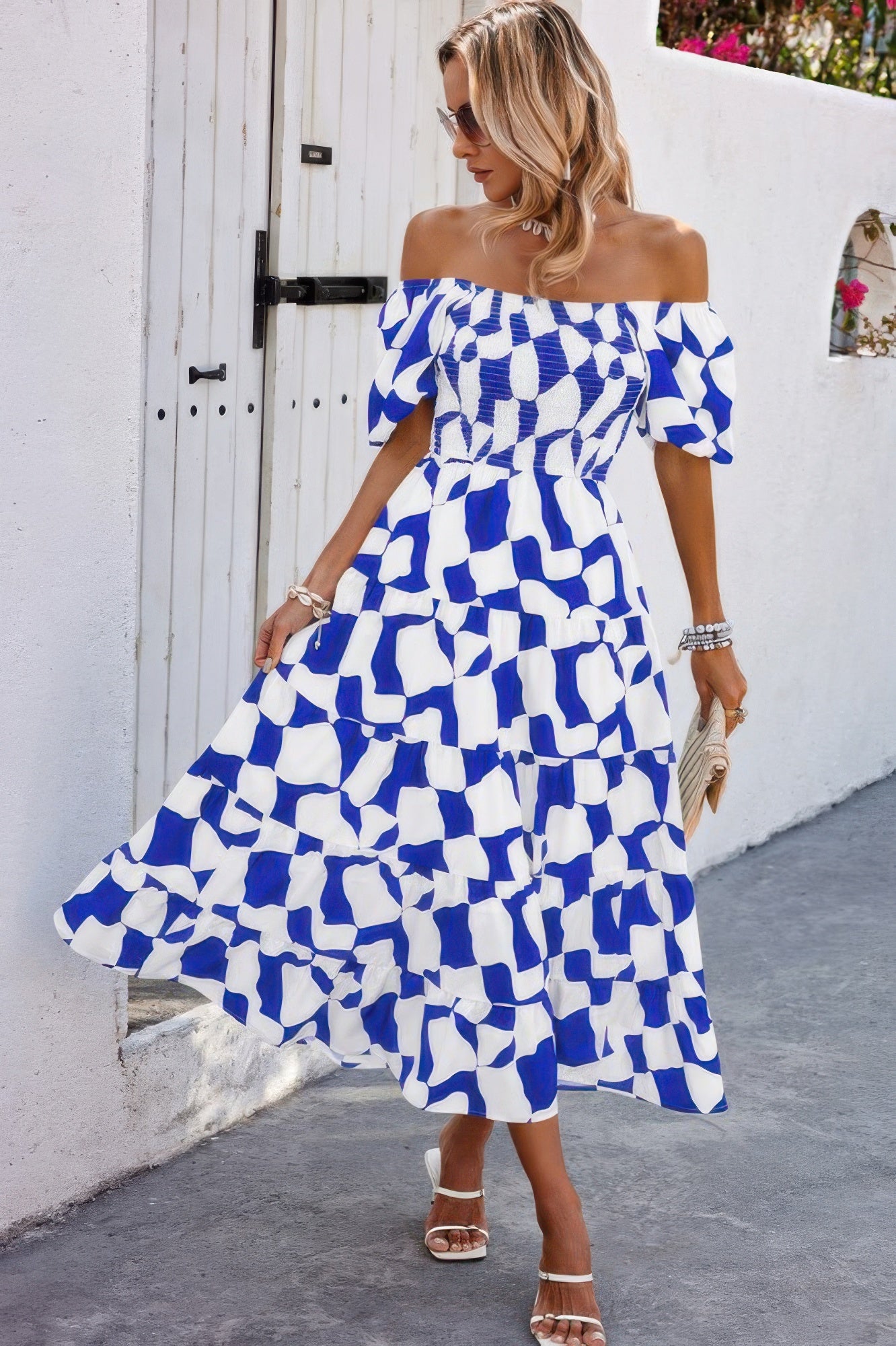 Blaues schulterfreies Midikleid mit Rüschen, gerafftem Oberteil und Allover-Print