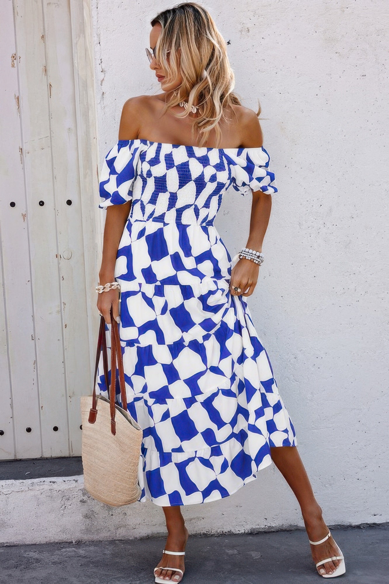 Blaues Off-Shoulder Midikleid mit gerafftem Taillenbereich, Rüschenärmeln und Muster