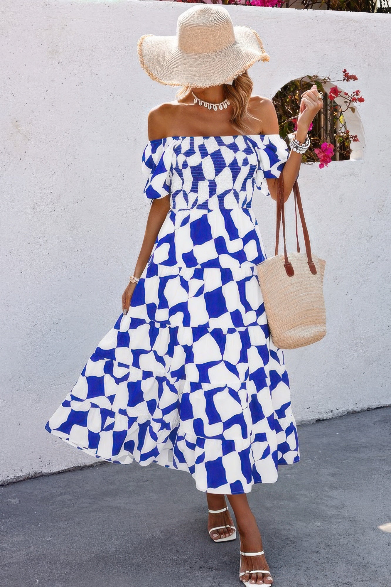 Blau-weißes Allover-Print Off-Shoulder Kleid mit Rüschenrock und Falten am Bund