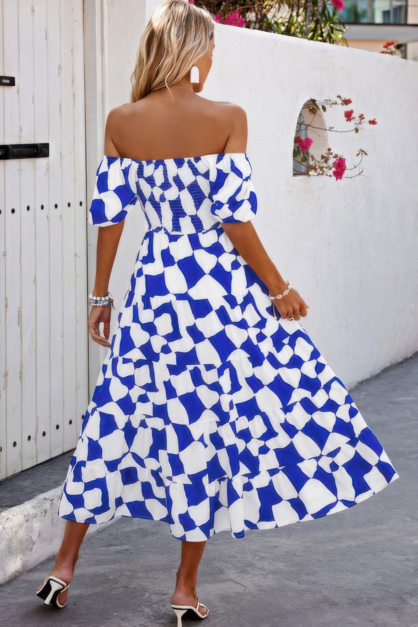 Blaues Off-Shoulder Kleid, Rückansicht, geraffter Taillenbereich und Rüschenrock