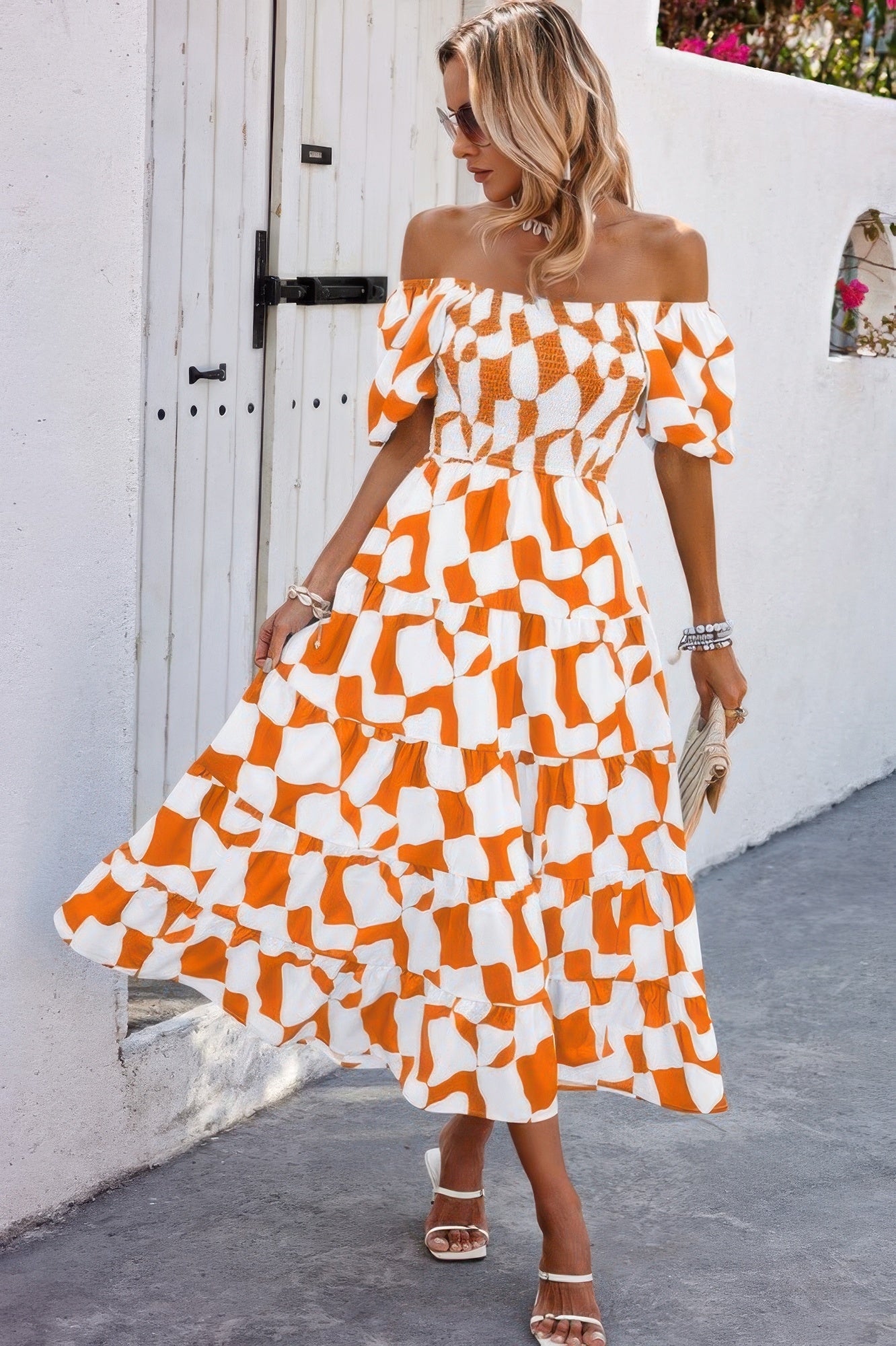 Orange-weißes schulterfreies Midikleid mit Rüschen, gerafftem Oberteil und Allover-Print