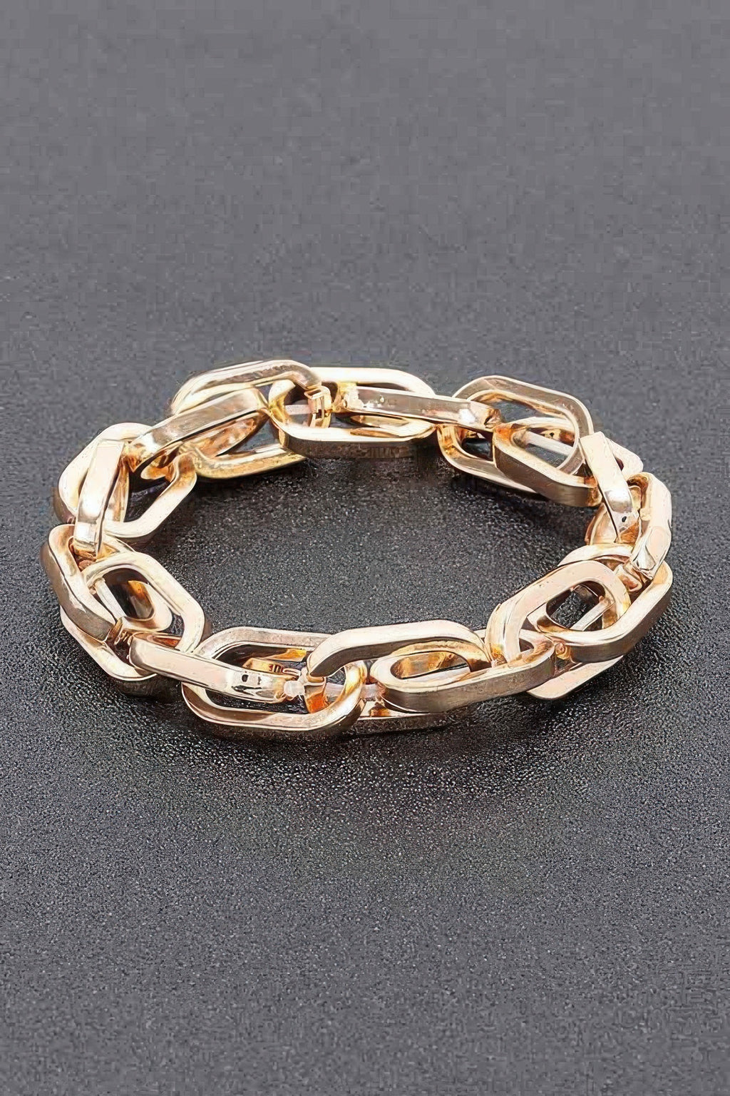 Goldfarbenes Kettenarmband aus Legierung mit eckigen Gliedern, flach liegend