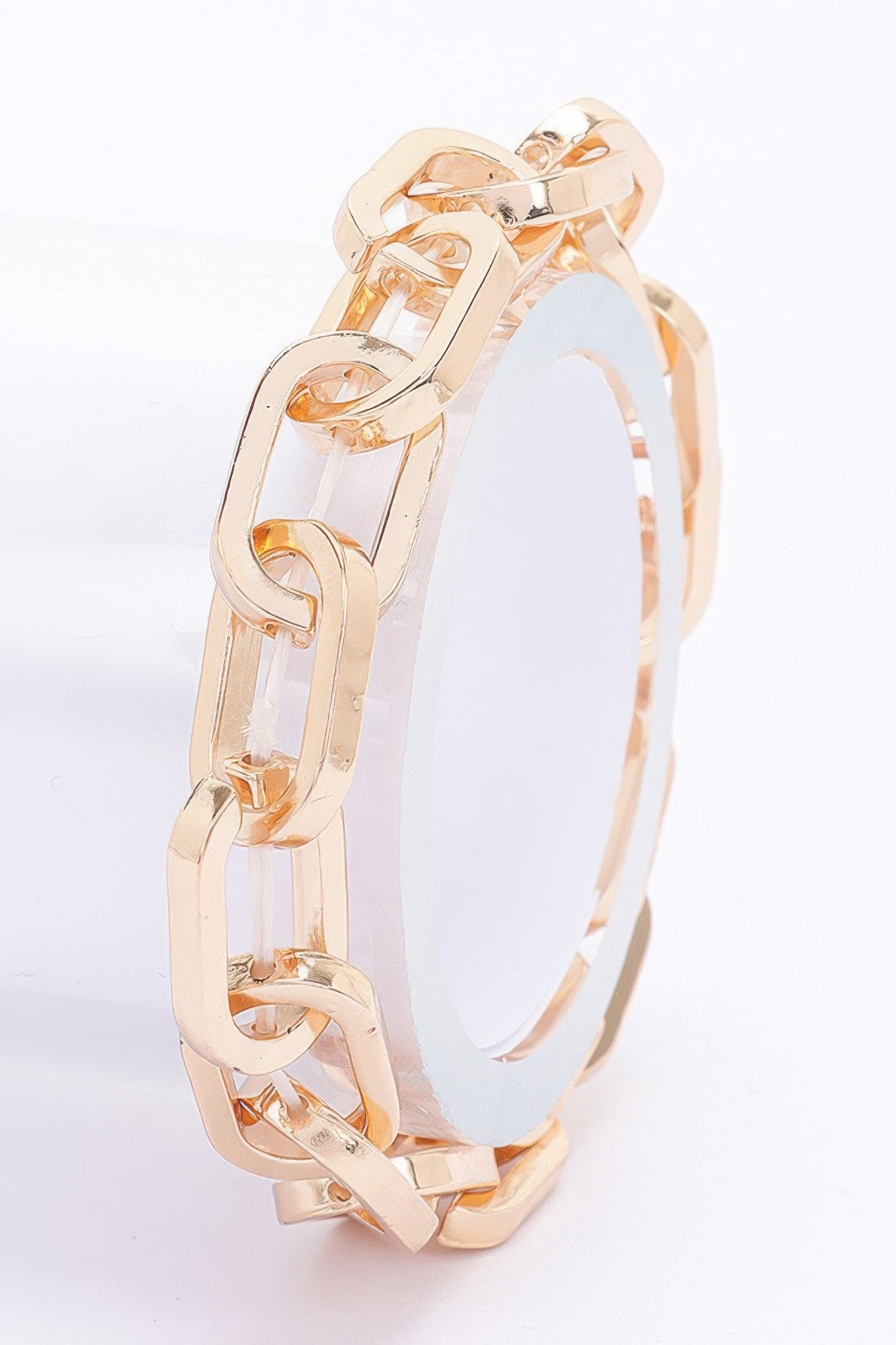 Goldfarbenes Kettenarmband mit glänzenden Gliedern, seitliche Ansicht