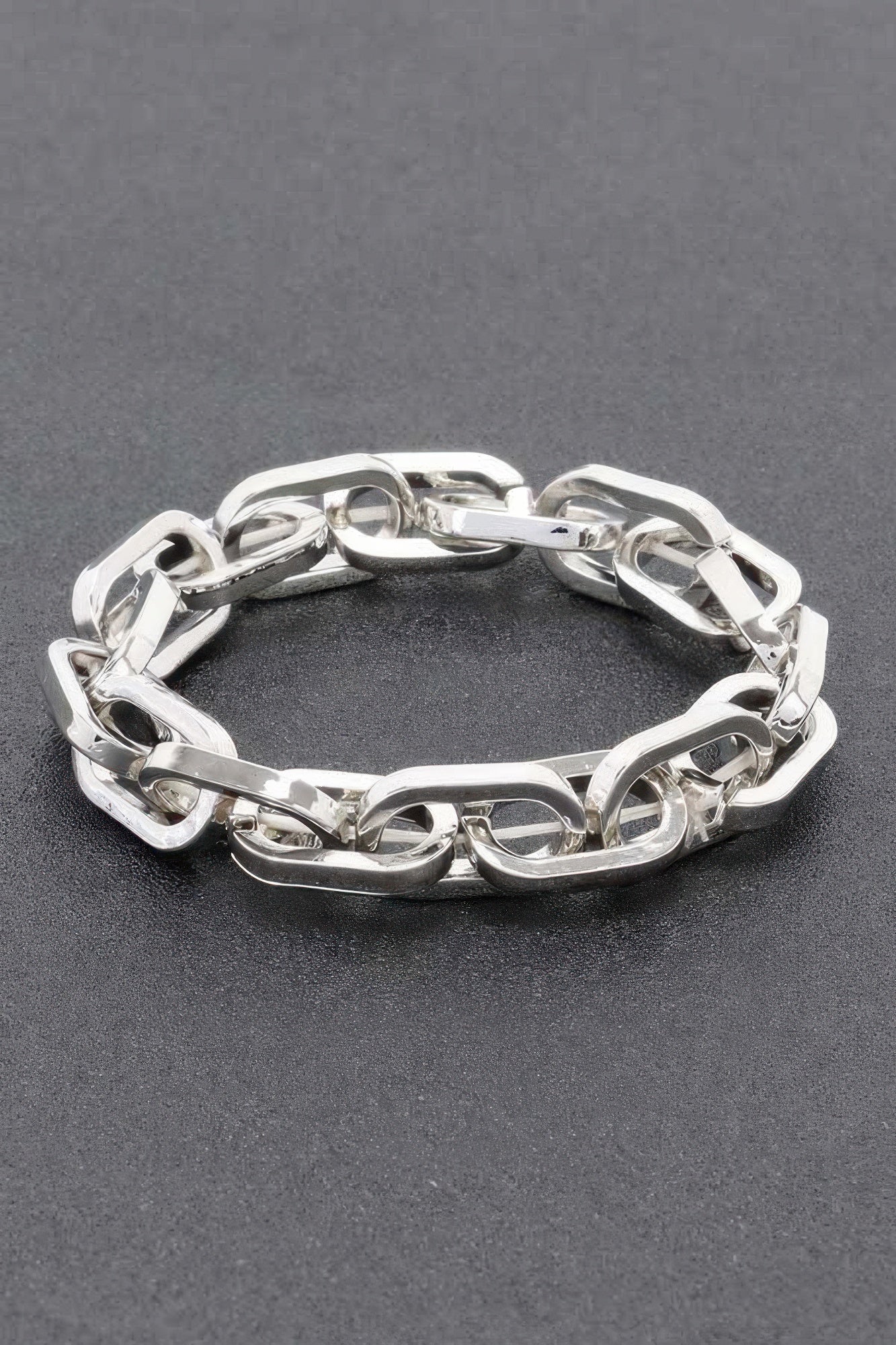 Silberfarbenes Kettenarmband mit eckigen Gliedern, schimmernde Oberfläche