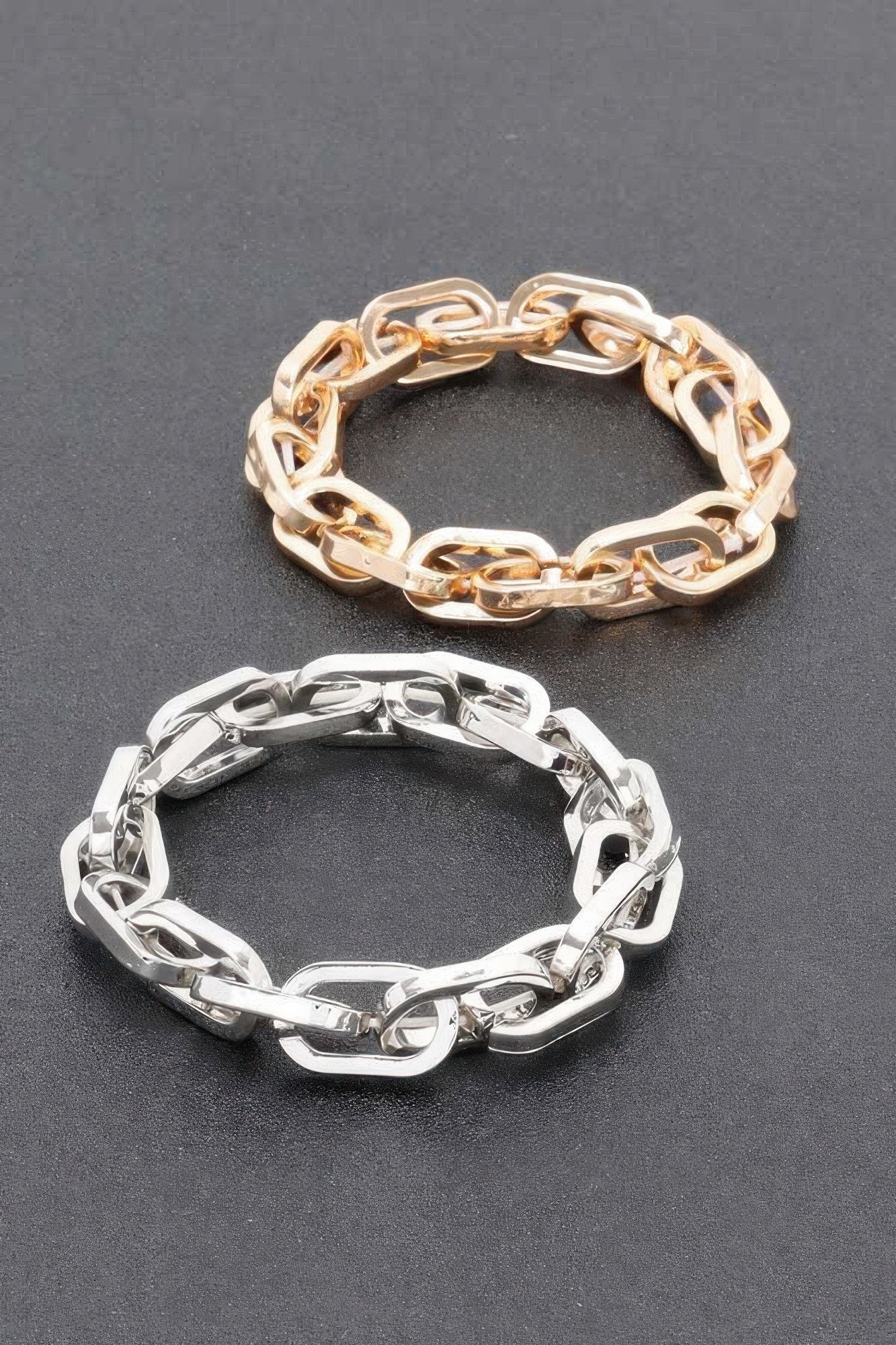 Gold- und silberfarbenes Kettenarmband-Set mit markanten Gliedern, nebeneinander
