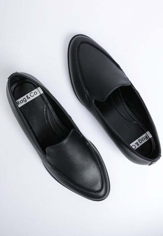 Anna Suede Leather Loafers, Schwarz, Oberseite mit Spornnaht und Slip-On Form