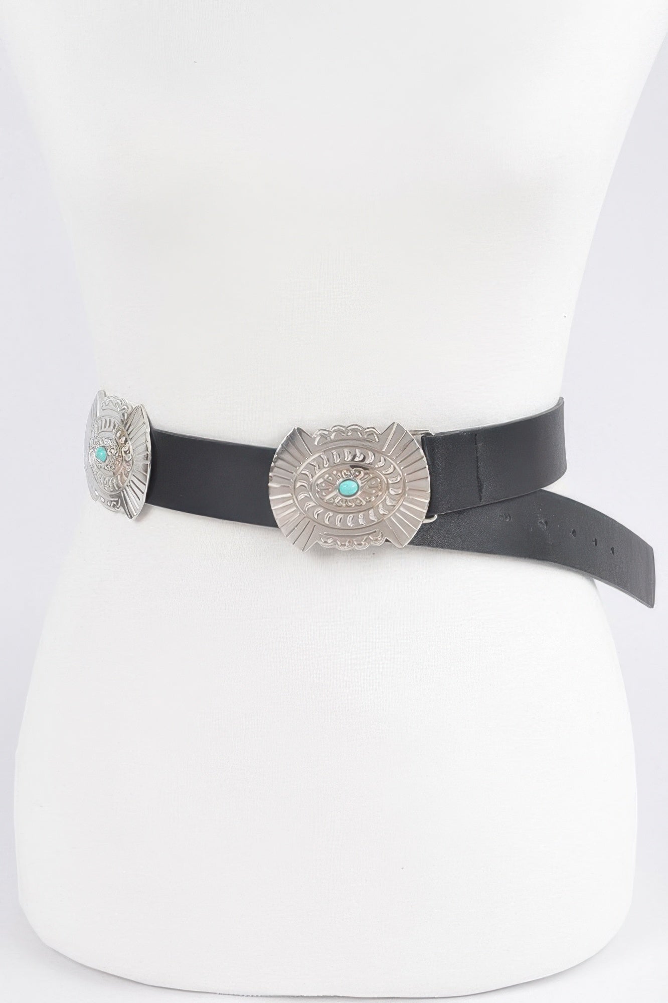 Cinturón estilo vaquero negro con hebilla plateada y concho turquesa central
