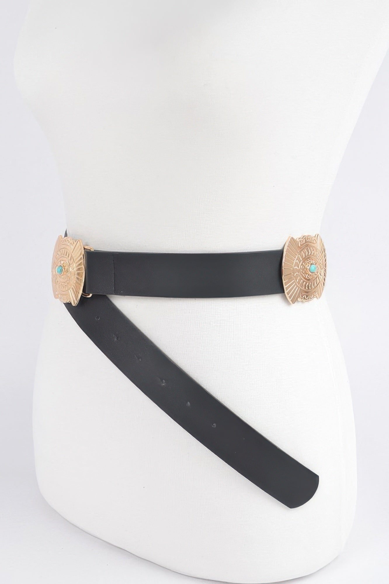 Cinturón estilo vaquero negro con conchos dorados y detalles turquesa