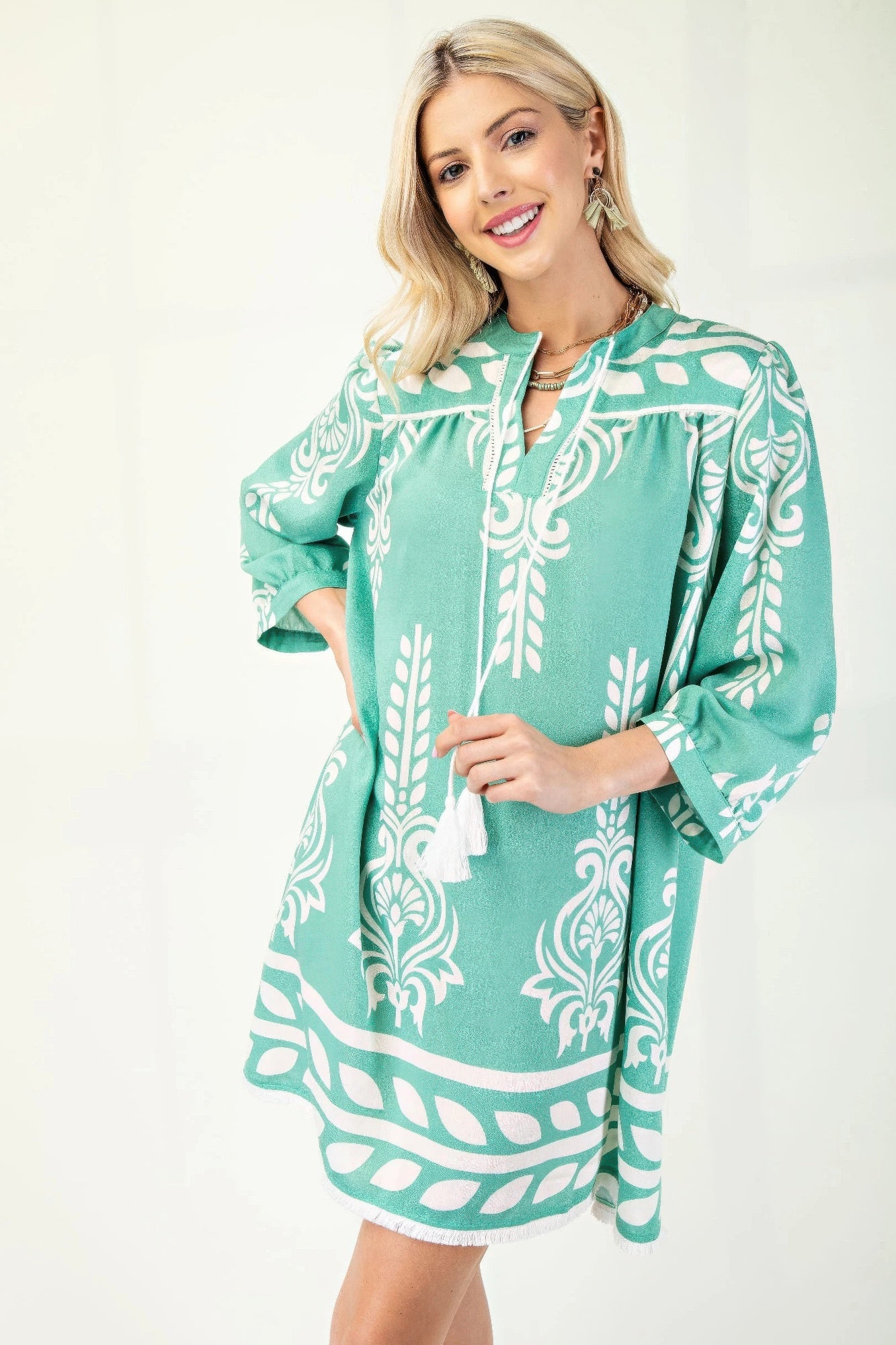 Zielbgrünes Kleid mit 3/4 Ärmeln, Kordelband am Ausschnitt und weißem Print