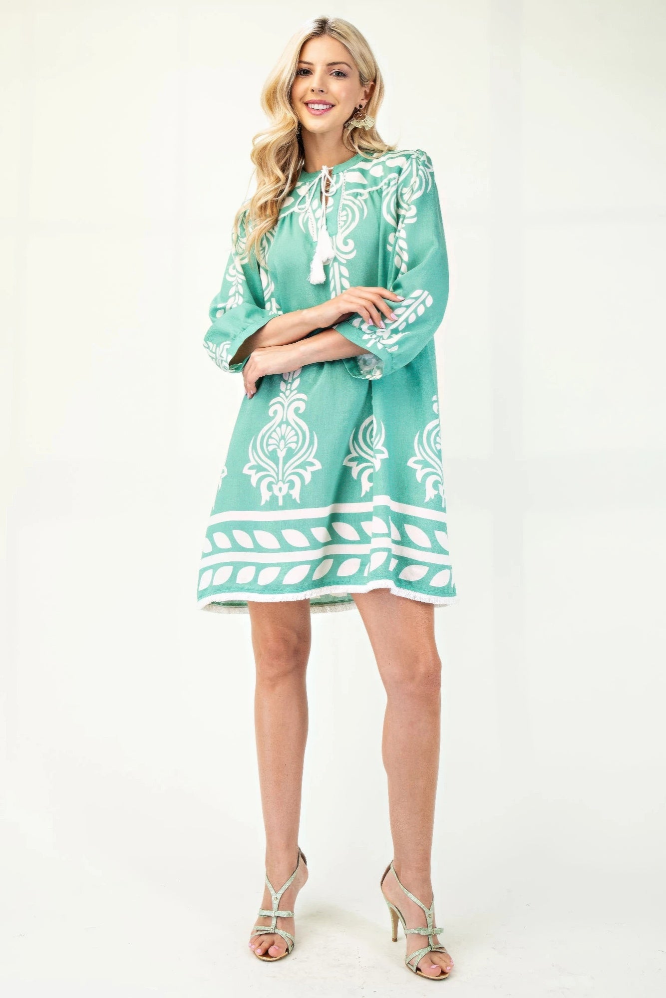 Grünes Kleid mit 3/4 Ärmeln, weißem Ornamentprint, Quasten-Kordelband und kurzem Saum