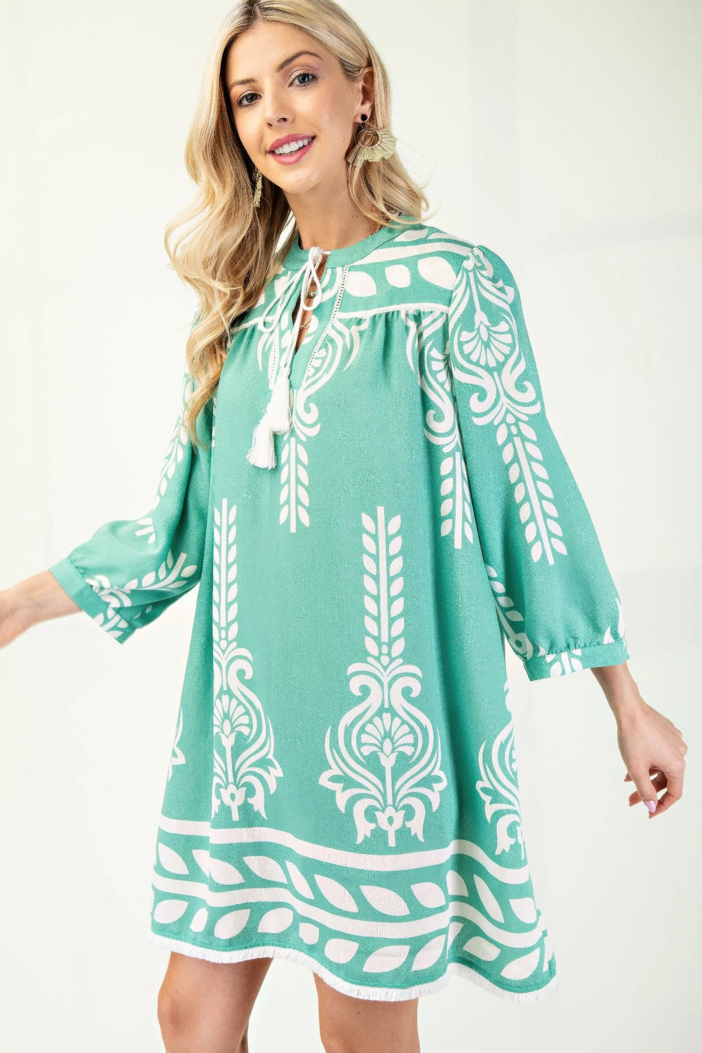 Emeraldfarbenes 3/4-Ärmel Kleid mit weißem Muster, Kordelbindung und Saum-Fransen