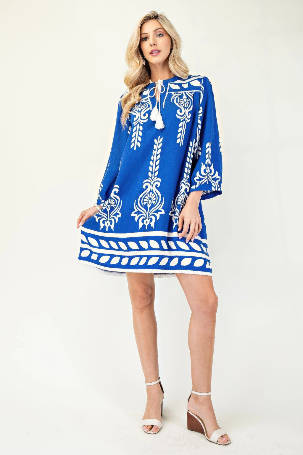 Blaues Kleid mit 3/4 Ärmeln, weißem Ornamentprint, Quastenband am Halsausschnitt