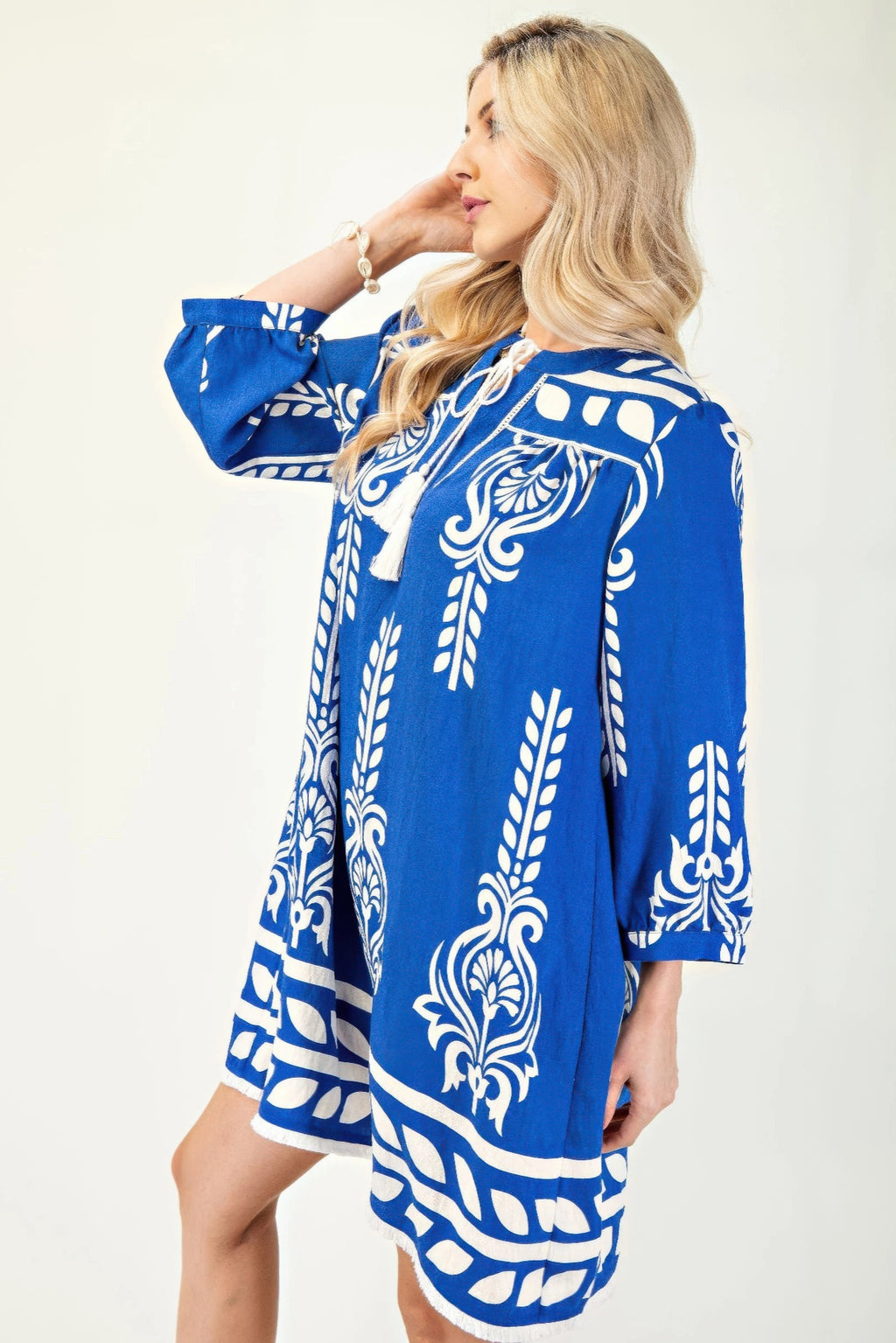 Rückansicht: Blaues Printkleid mit 3/4 Ärmeln und Kordelband mit Quaste am Ausschnitt
