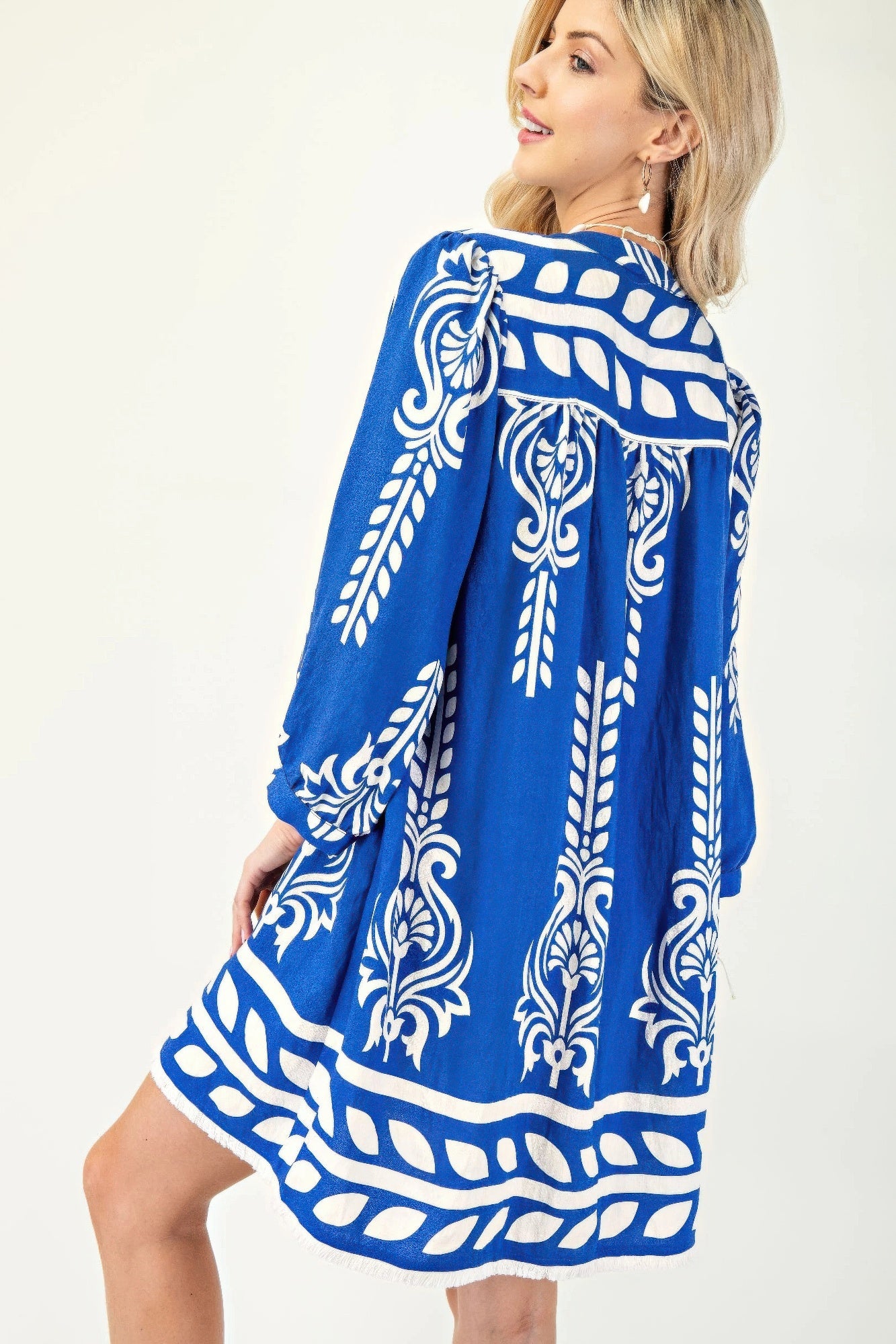 Seitliche Ansicht: Blaues 3/4-Ärmel Kleid mit weißem Print und Kordelbindung am Ausschnitt