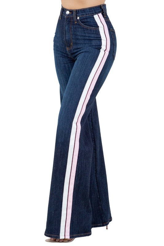 Wide-Leg dark denim Jeans mit Seitenstreifen in Rosa/Weiß, Knopfdetail