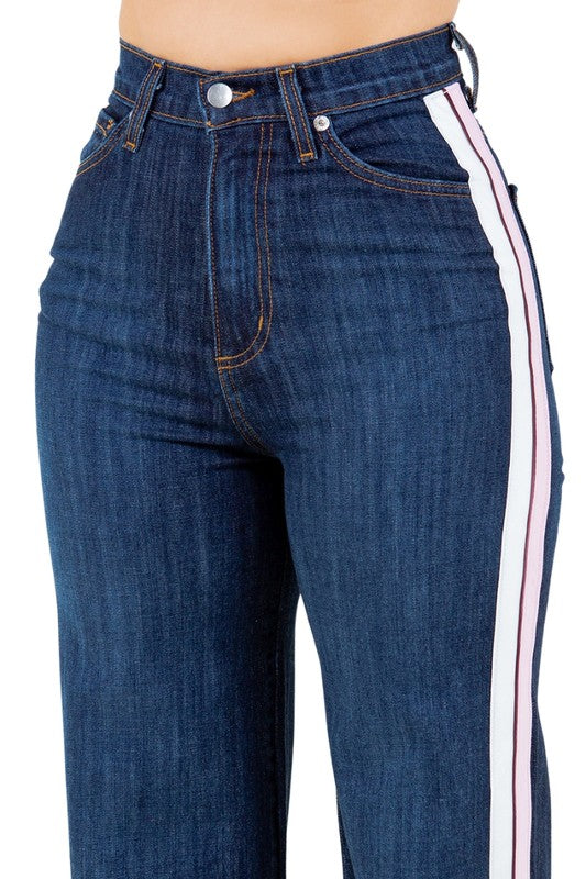 Nahaufnahme dark denim Wide-Leg Jeans mit Knopf, Gürtelschlaufen und Seitenstreifen