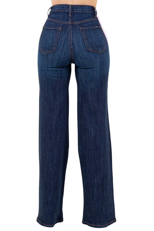 Rückansicht Wide-Leg Jeans aus dark denim mit Paspeltaschen und Bundnähten