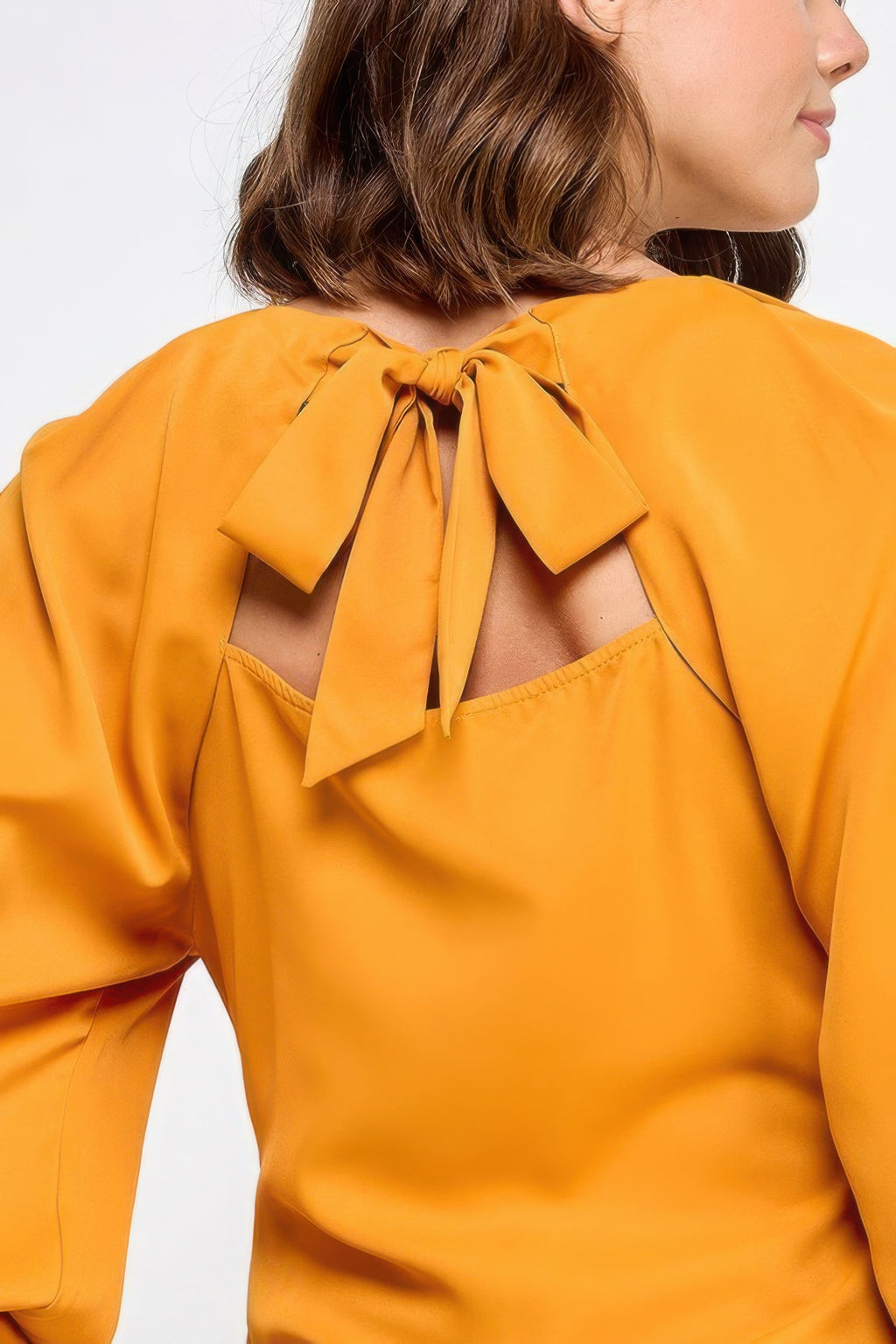 Rückansicht: Raglan-Longsleeve mit Schleife am Halsausschnitt, Senfgelb