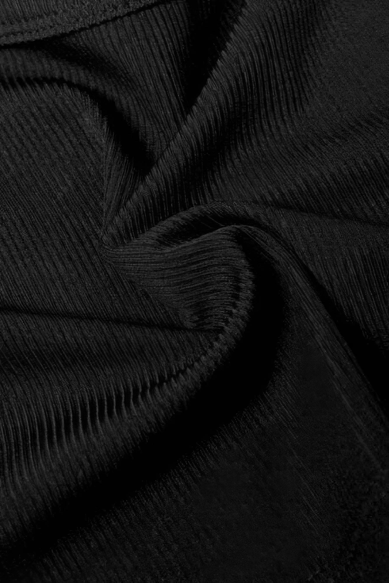 Rippstrick-Detail am schwarzen Cropped Cami-Top, geripptes Strickmuster