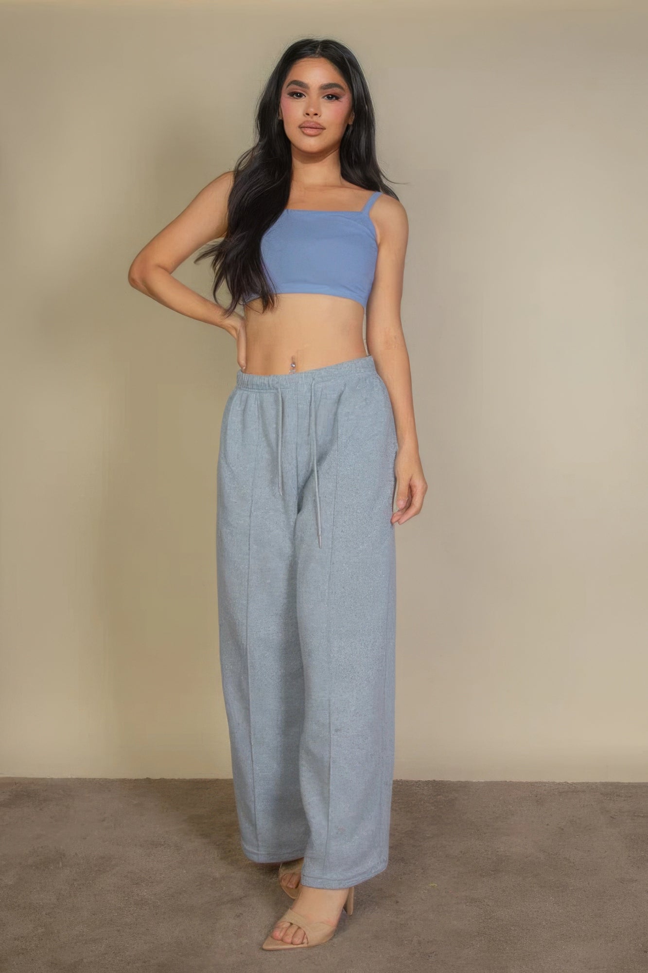 Helles blaues Rib Knit Cropped Cami-Top, breitere Träger, schmaler Schnitt