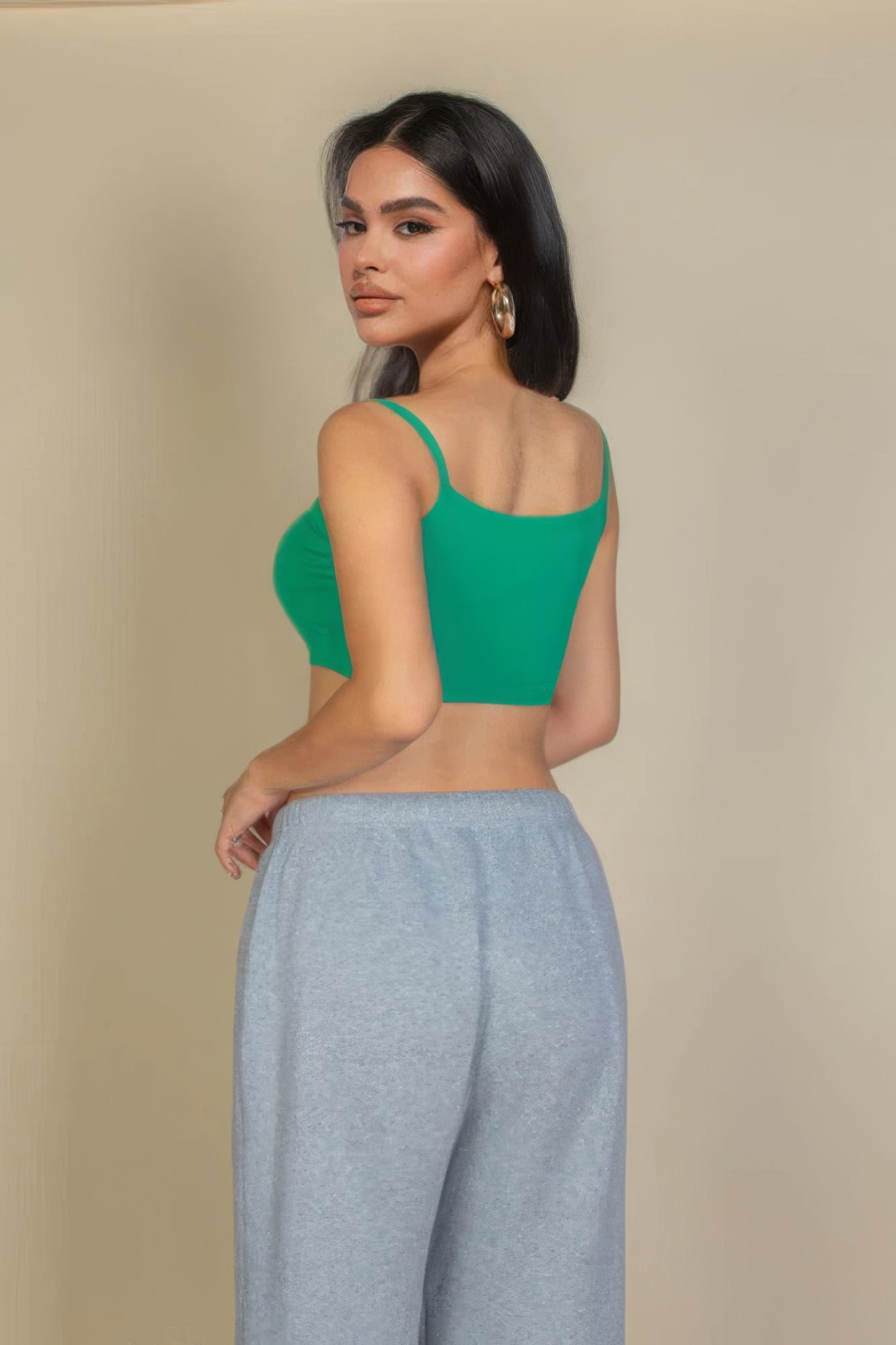 Grünes Rib Knit Cropped Cami-Top von der Seite, schmale Träger und gerippte Struktur