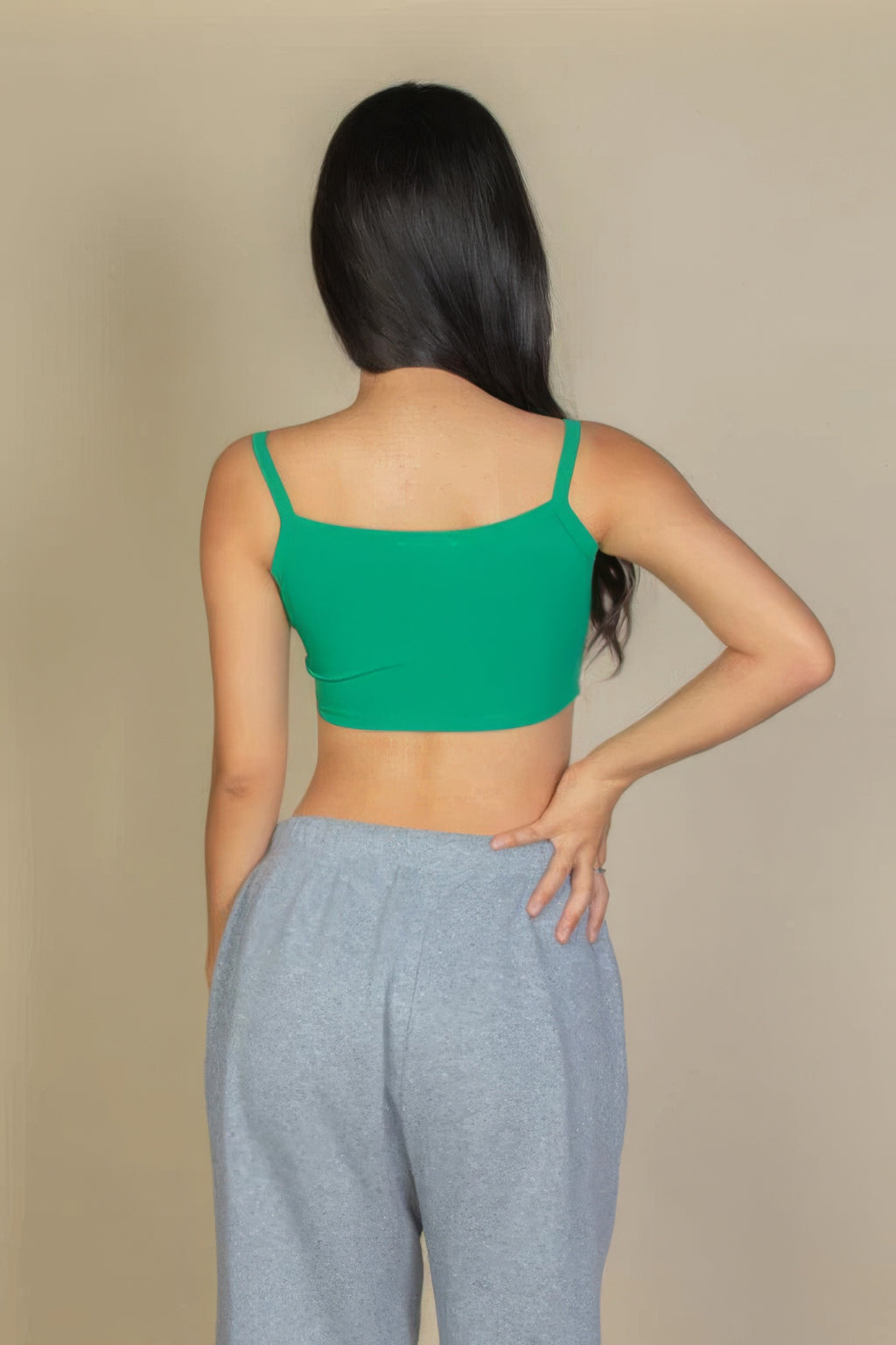 Grünes Cropped Cami-Top im Rückblick, breiterer Quadratausschnitt, schmale Träger