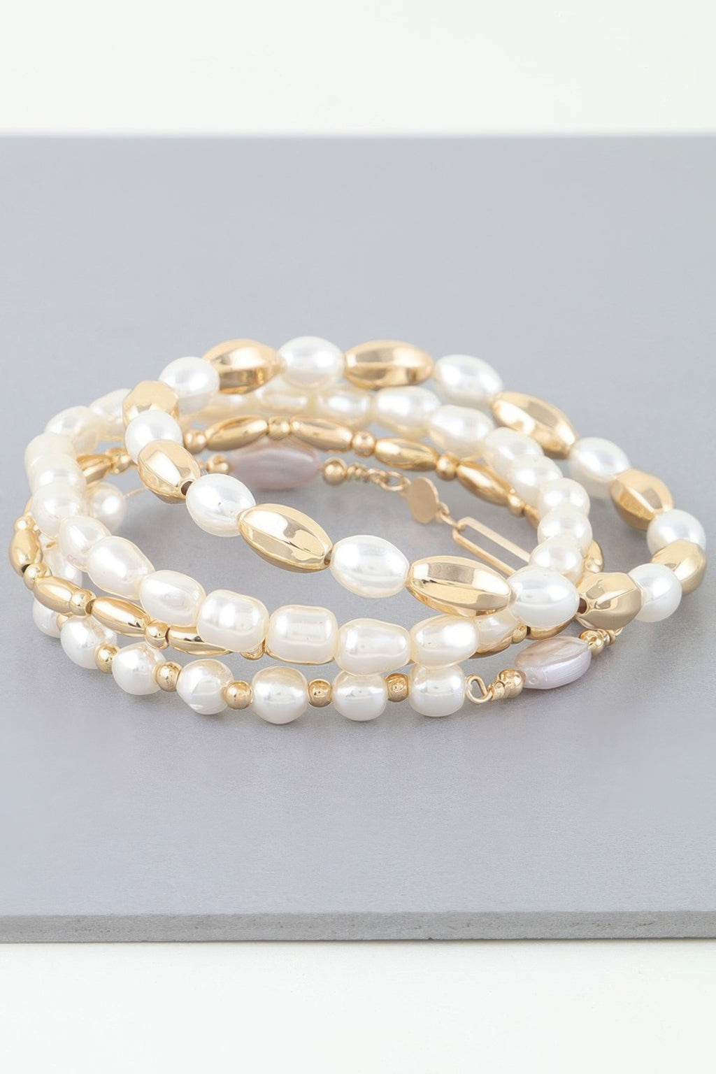 Multi oval stone beaded bracelet: gold oval links with cream pearl beads