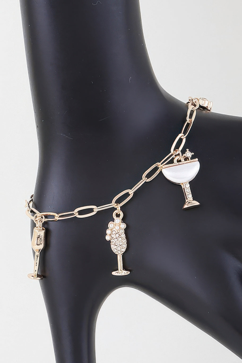 Goldfarbenes Charm-Kettenarmband mit Party-Drinks: Flasche und Gläsern
