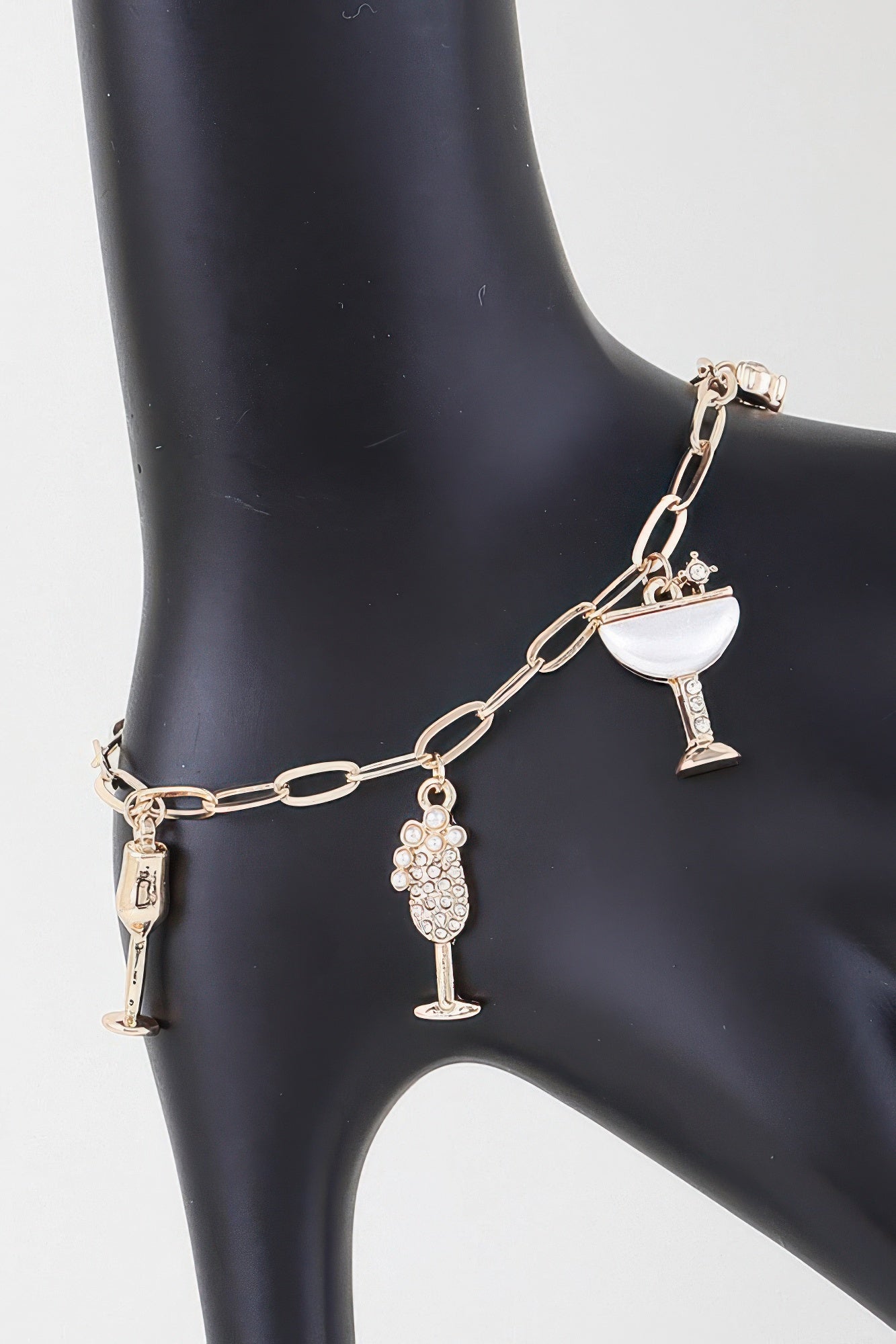 Goldfarbenes Charm-Kettenarmband mit Party-Drinks: Flasche und Gläsern