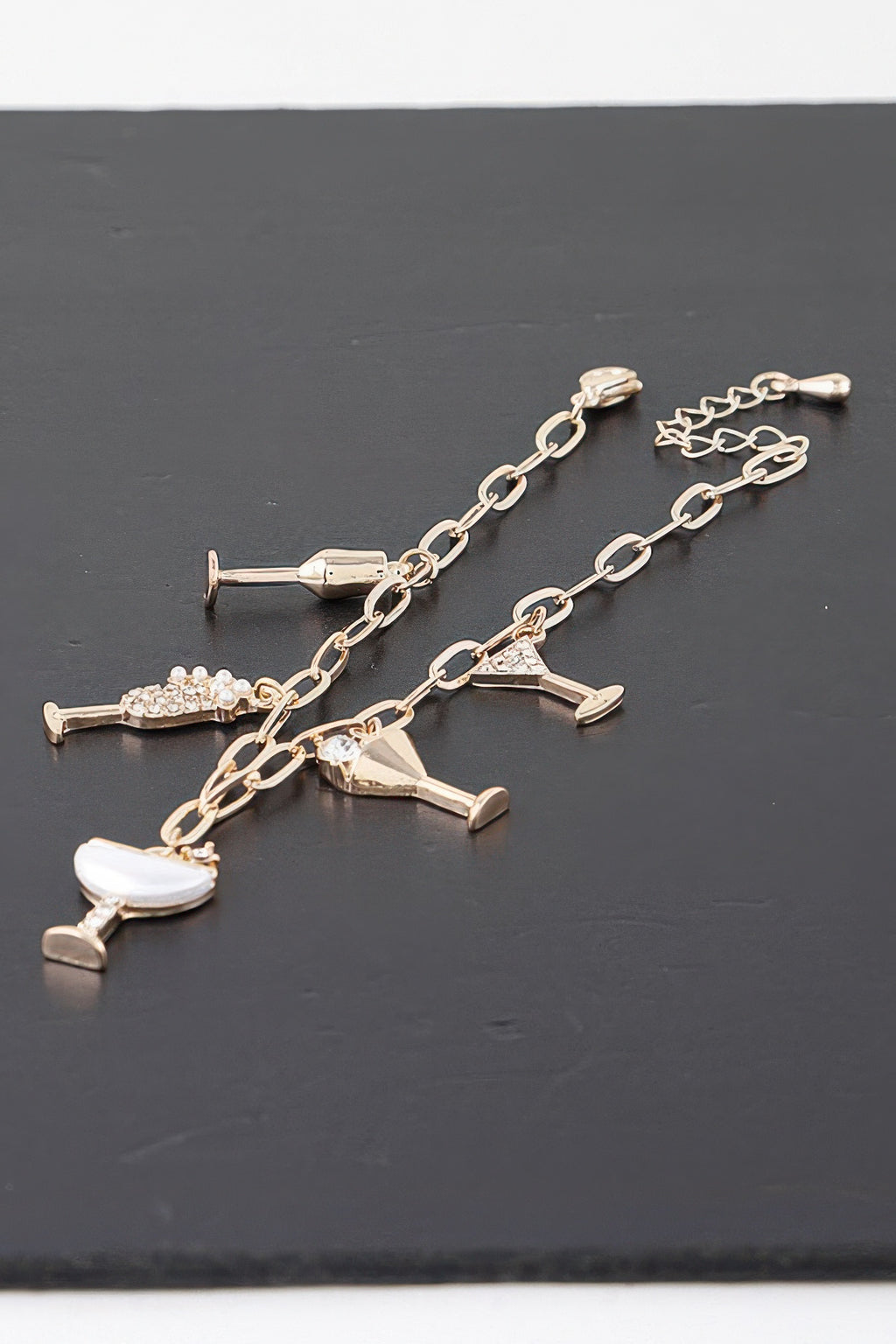 Goldfarbenes Charm-Armband mit Cocktail- und Glasanhängern, klaren Strass-Steinchen