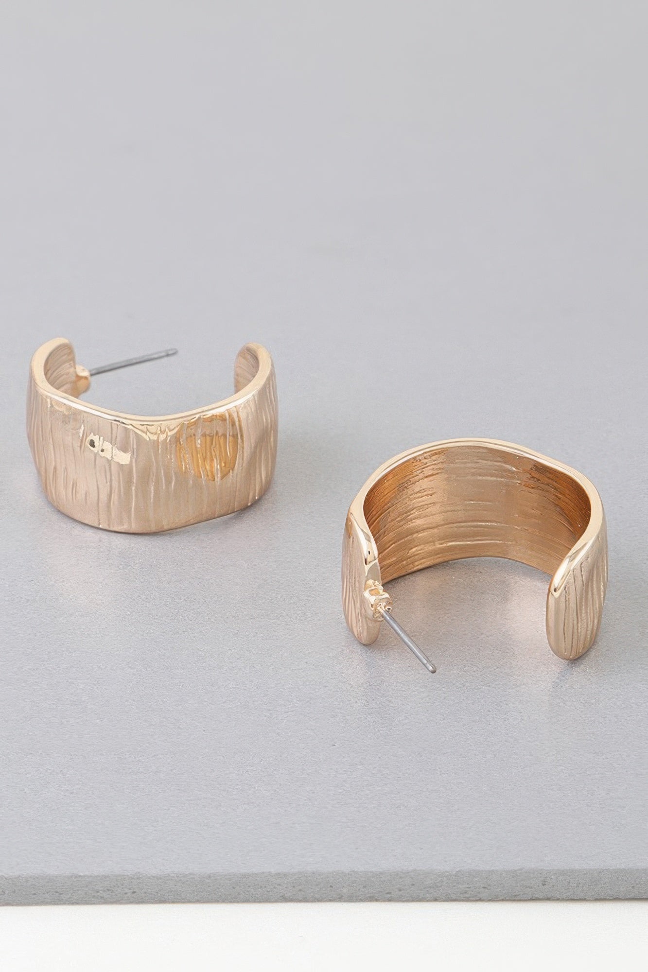Abstract Cut hoop earrings doradas, aro ancho con borde recto y textura estriada