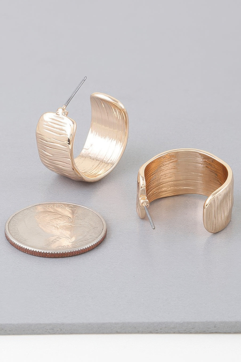 Abstract Cut hoop earrings doradas, aro ancho ovalado con relieve horizontal