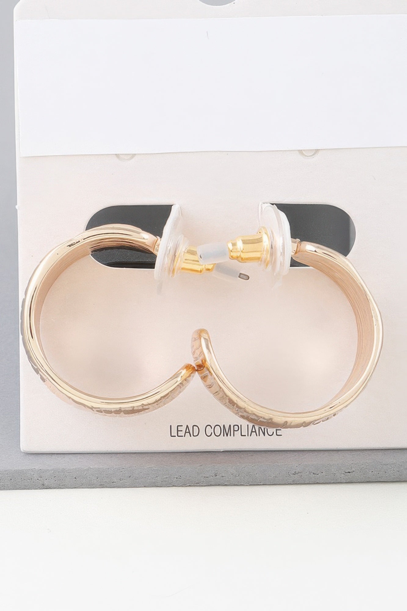 Abstract Cut hoop earrings doradas, aro partido con acabado liso y reflejo