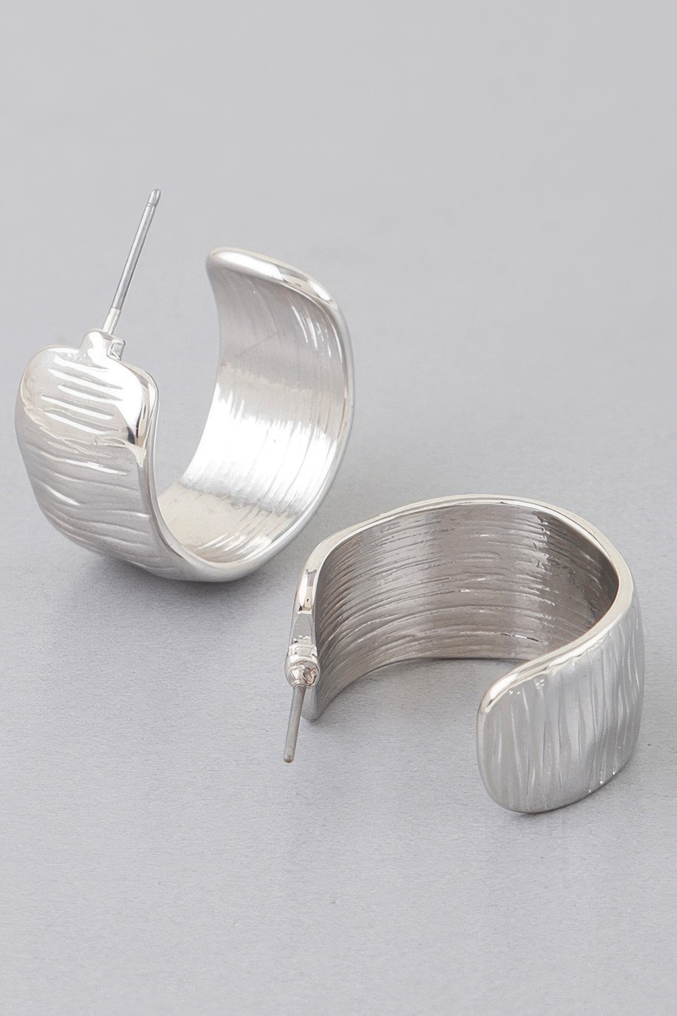 Abstract Cut hoop earrings plateadas, aro ancho ondulado con pasador