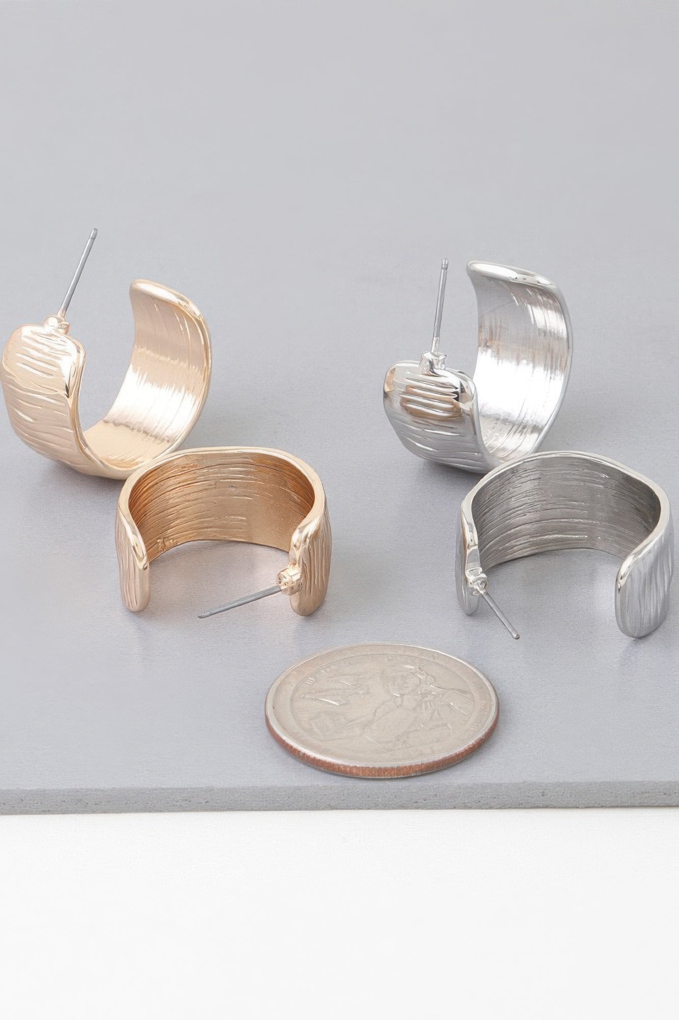 Abstract Cut hoop earrings dorados y plateados, aro ancho con textura