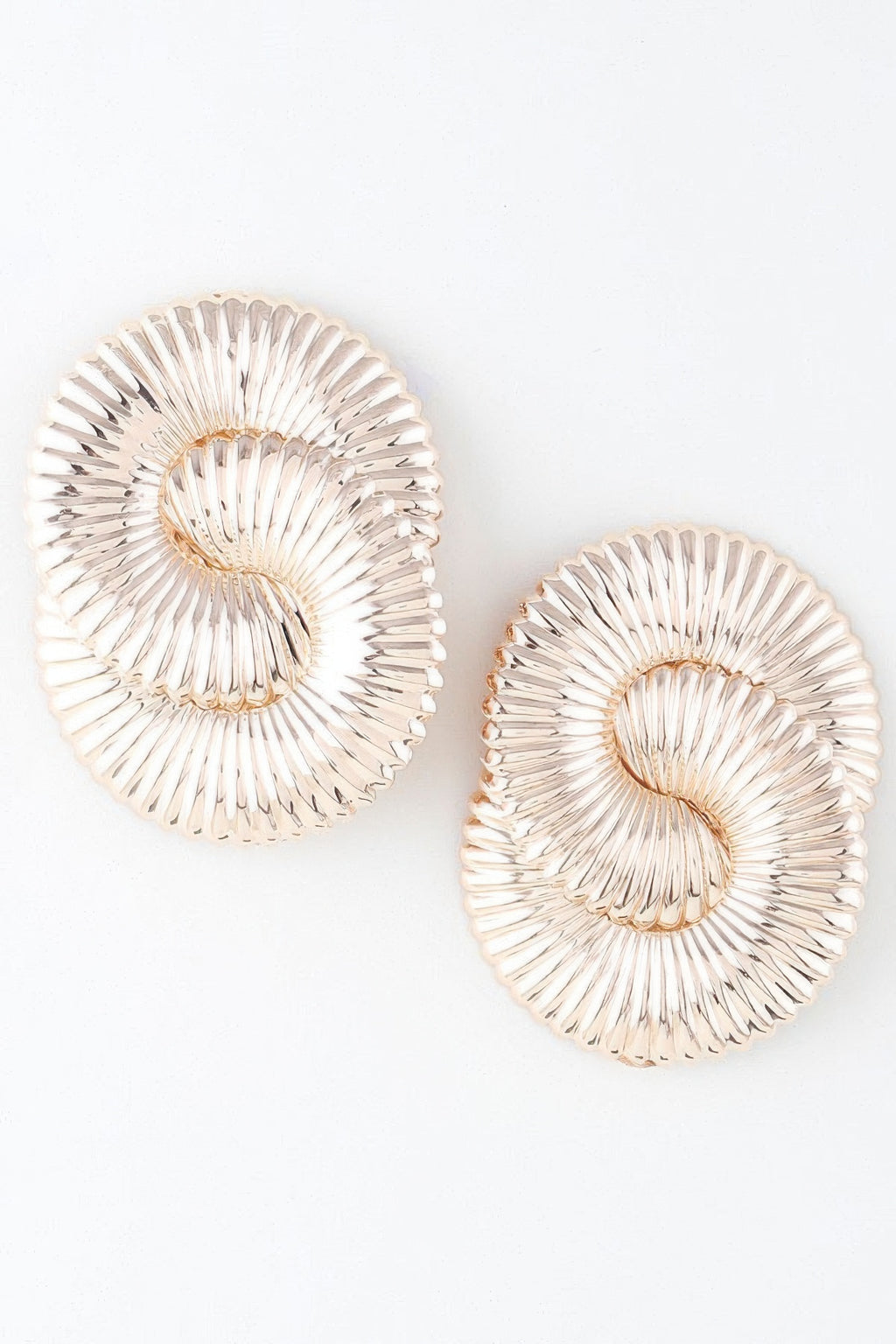 Goldfarbene Infinity-Loop Ohrhänger mit runder Spiralflecht-Optik