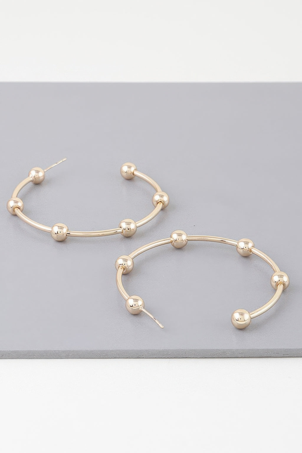 Schimmernde Multi-Bead-Hoop-Ohrringe, goldfarben mit Kugelperlen und Stecker