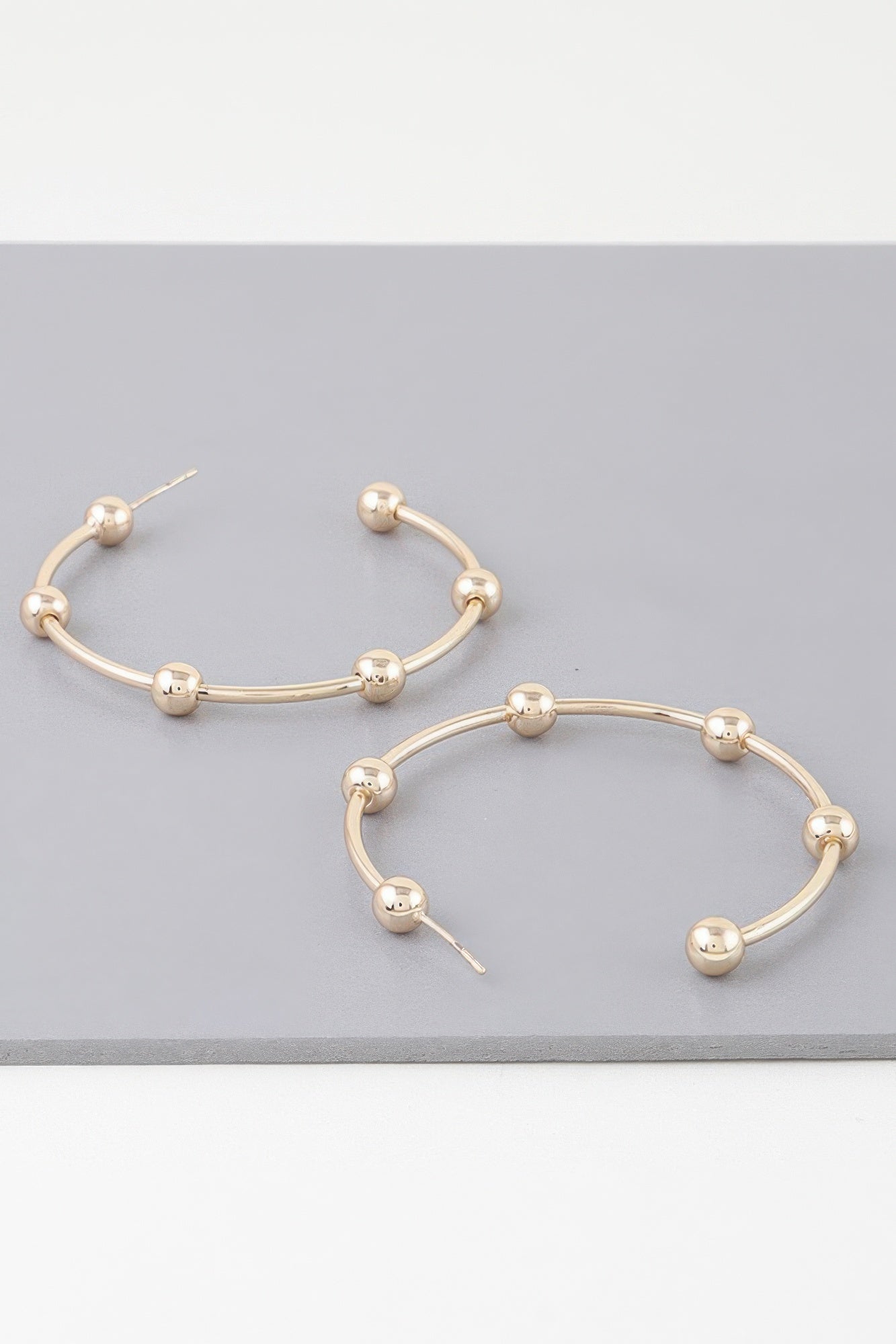 Schimmernde Multi-Bead-Hoop-Ohrringe, goldfarben mit Kugelperlen und Stecker
