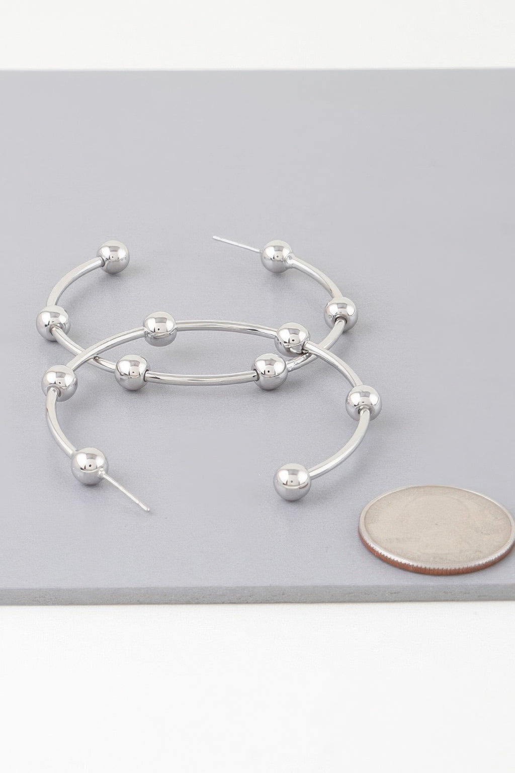 Multi-Bead-Hoop-Ohrringe, silberfarben mit glänzenden Kugelperlen, Stecker