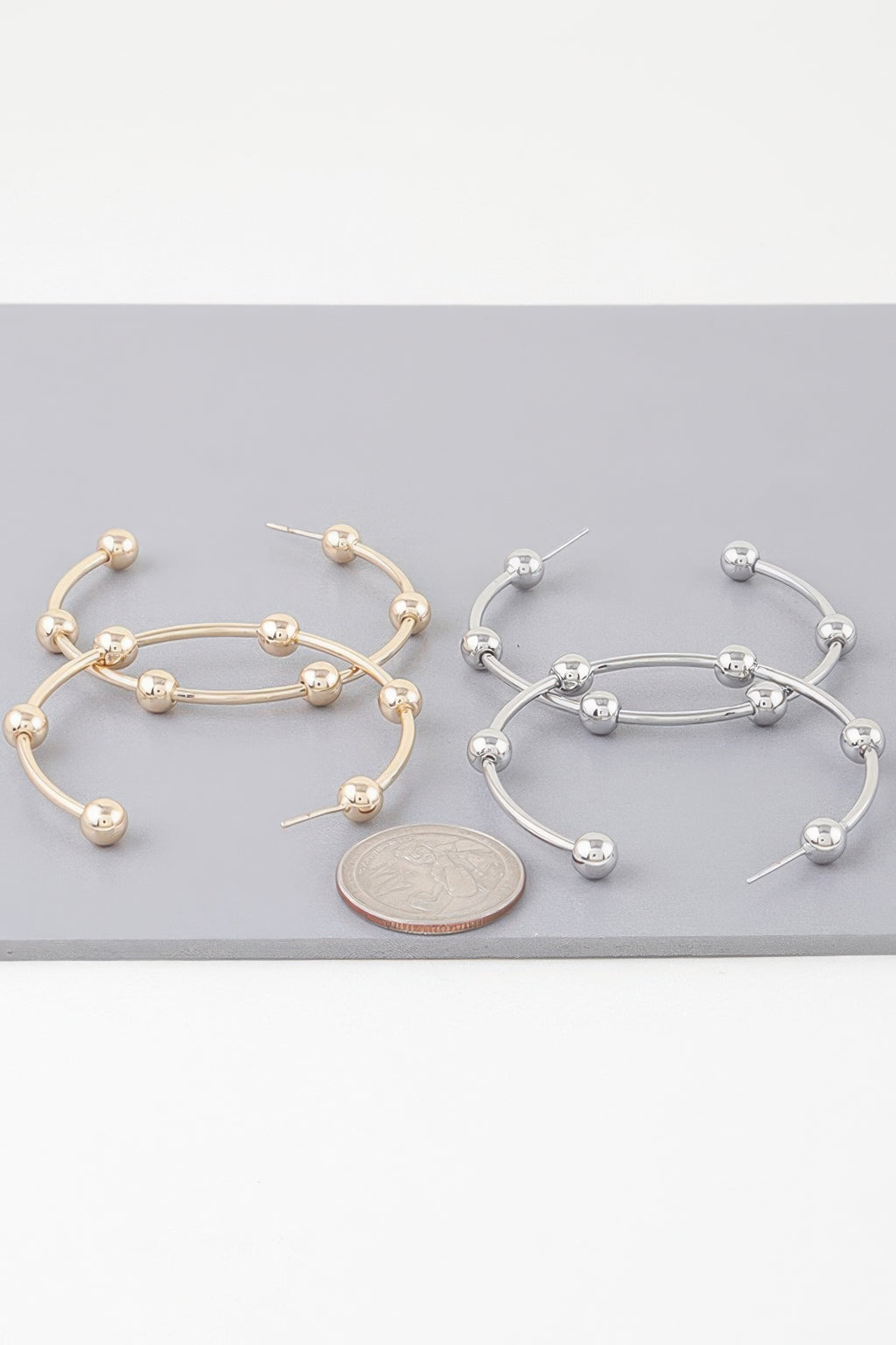 Set aus gold- und silberfarbenen Multi-Bead-Hoop-Ohrringen mit Kugelperlen