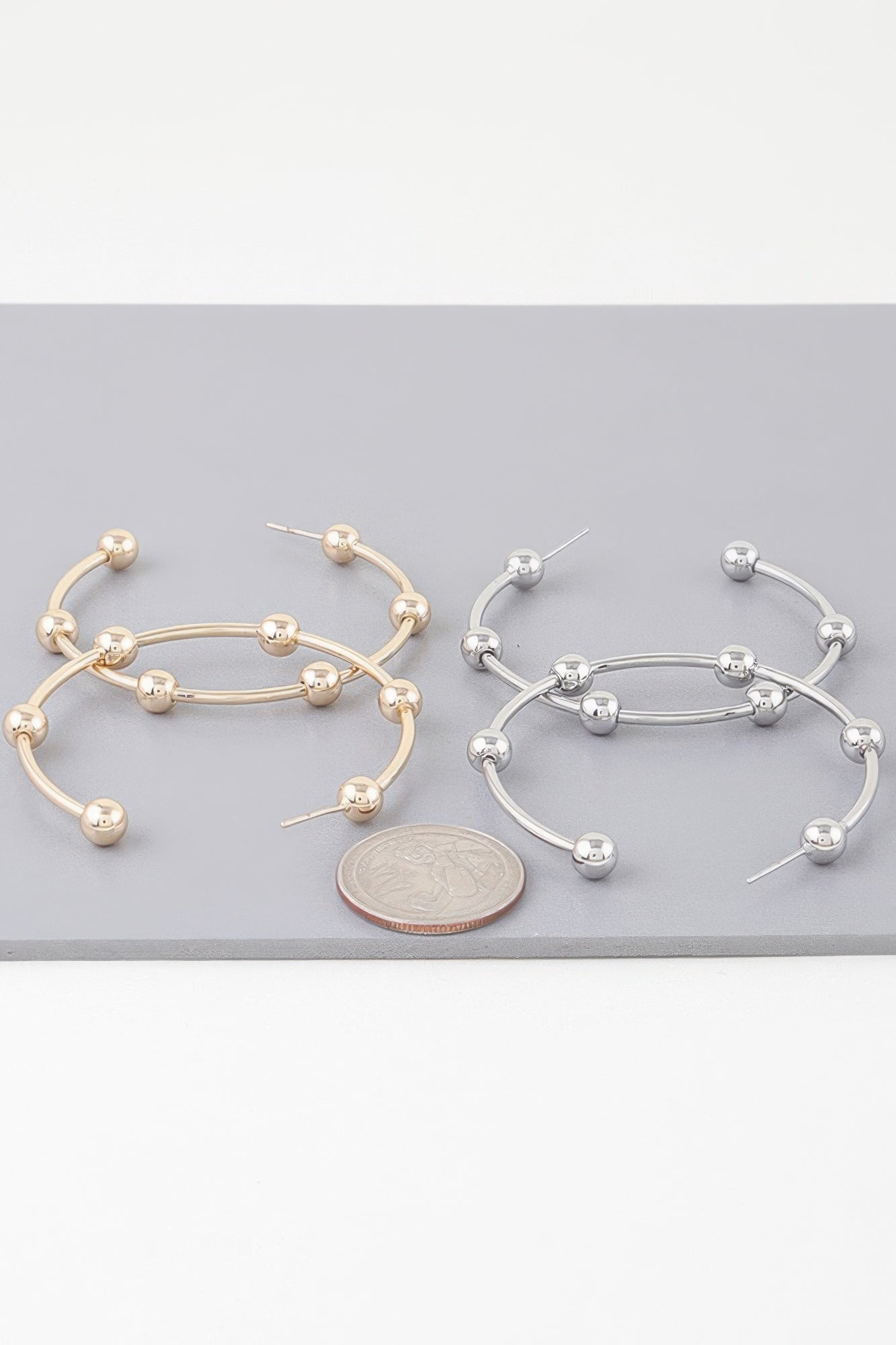 Set aus gold- und silberfarbenen Multi-Bead-Hoop-Ohrringen mit Kugelperlen