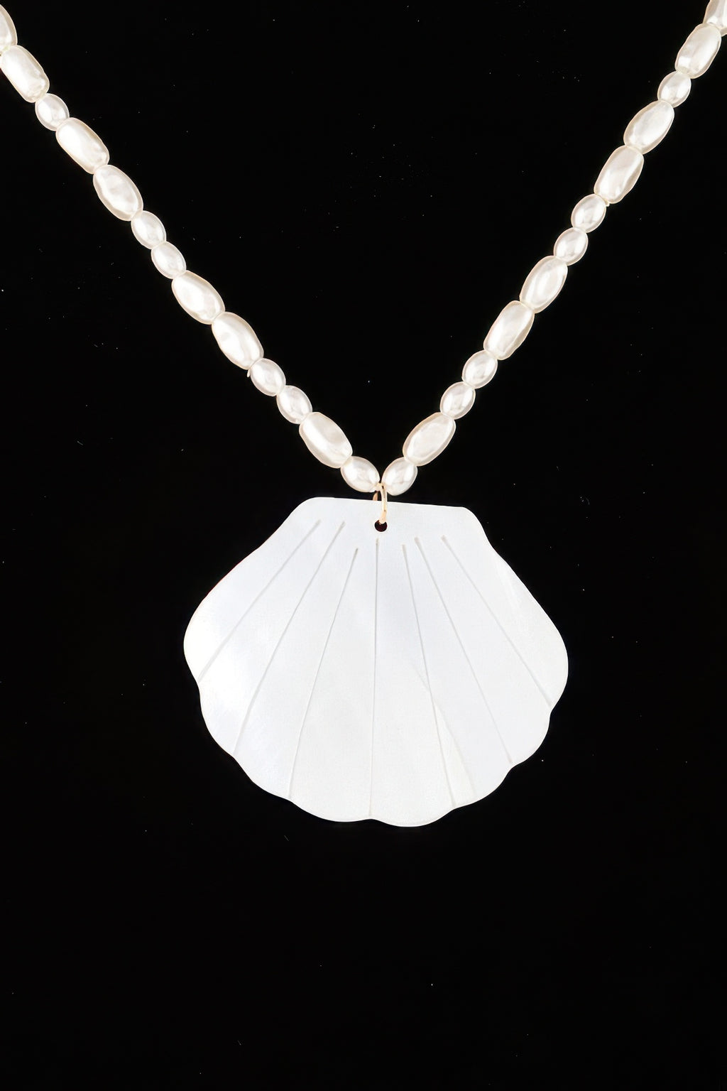 White marbled bead necklace featuring large scalloped seashell pendant
